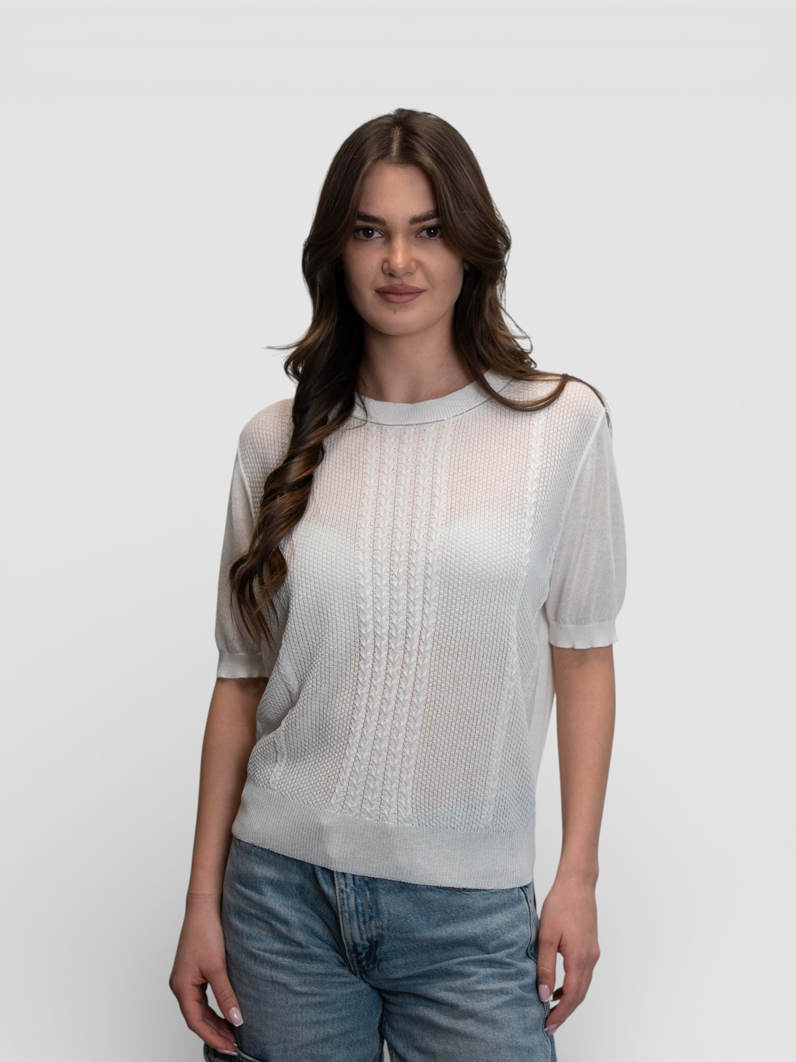 Тънко плетена блуза с къс ръкав и вертикални детайли