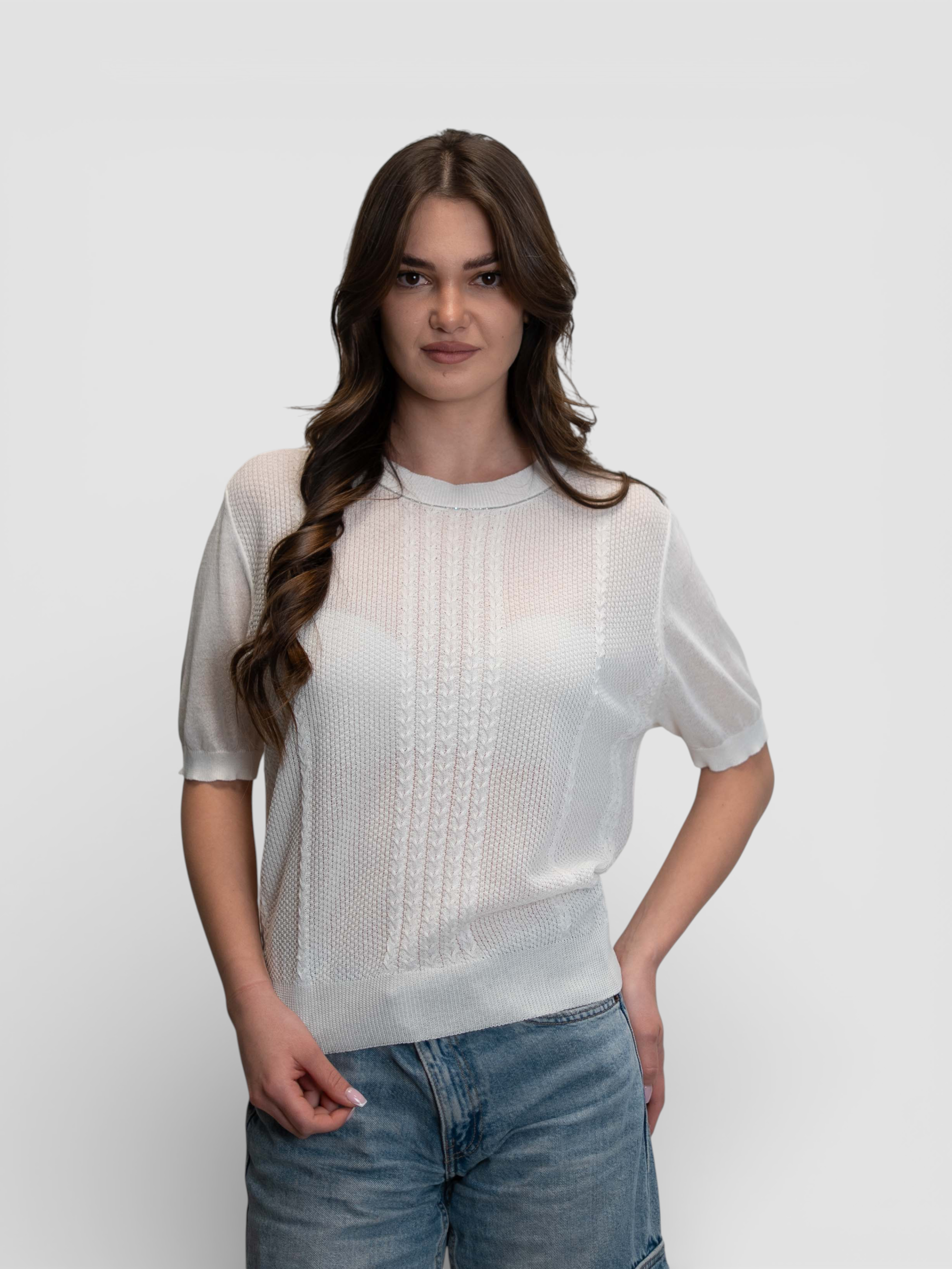 Тънко плетена блуза с къс ръкав и вертикални детайли