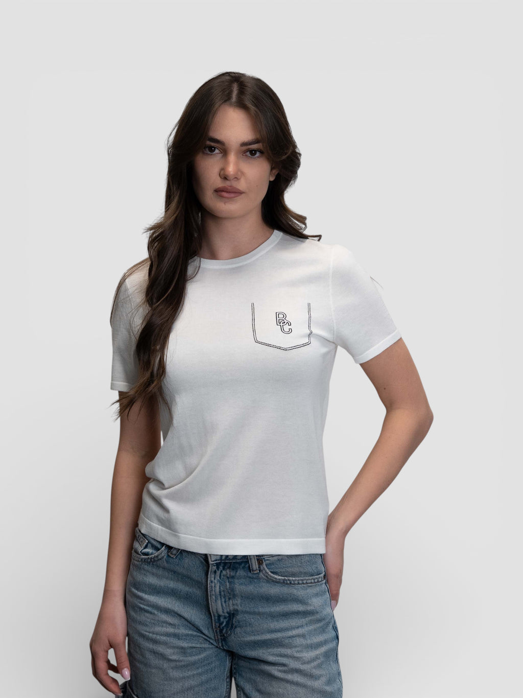 Бяла тениска с декоративен джоб и контрастни лога