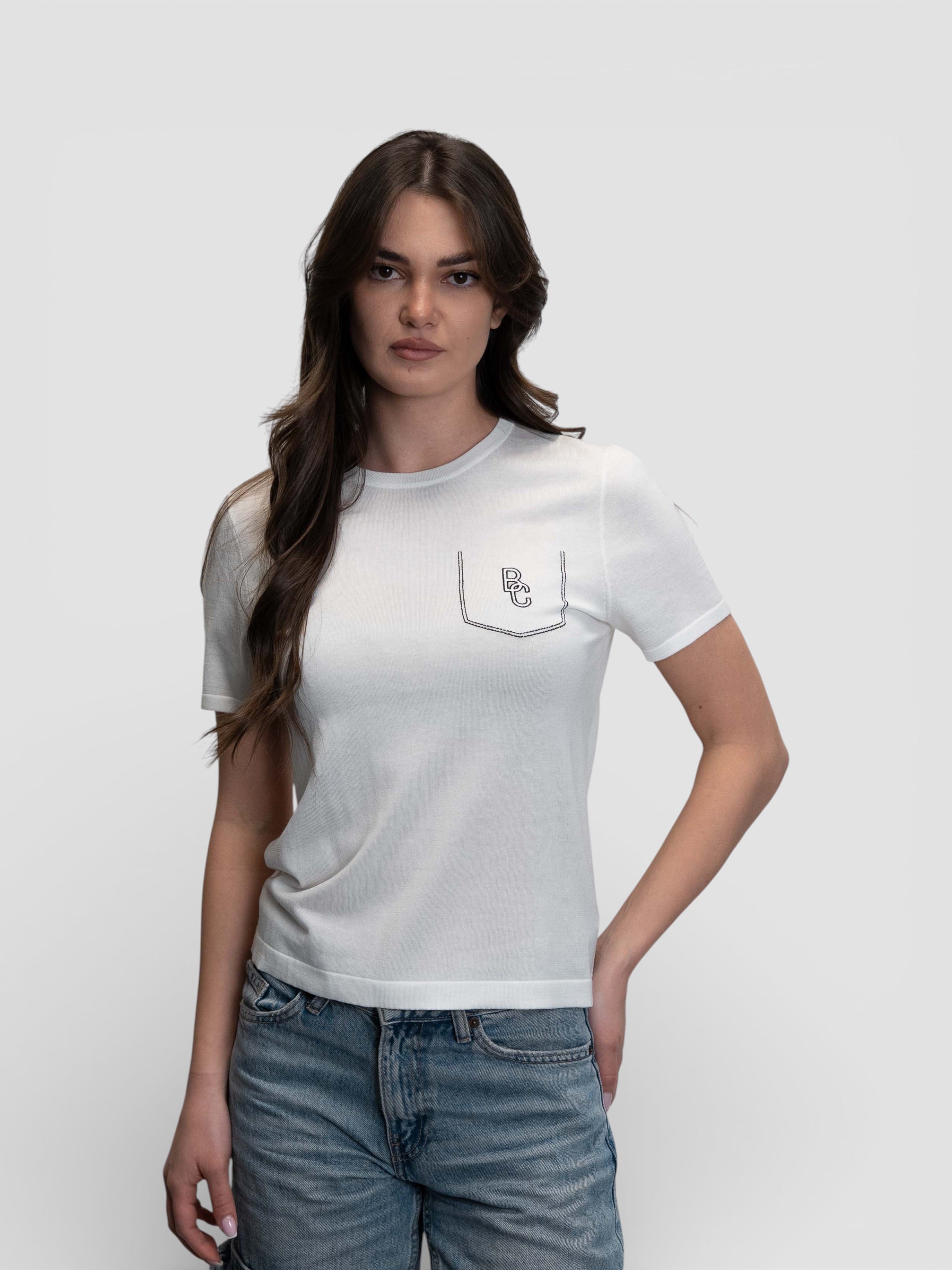 Бяла тениска с декоративен джоб и контрастни лога