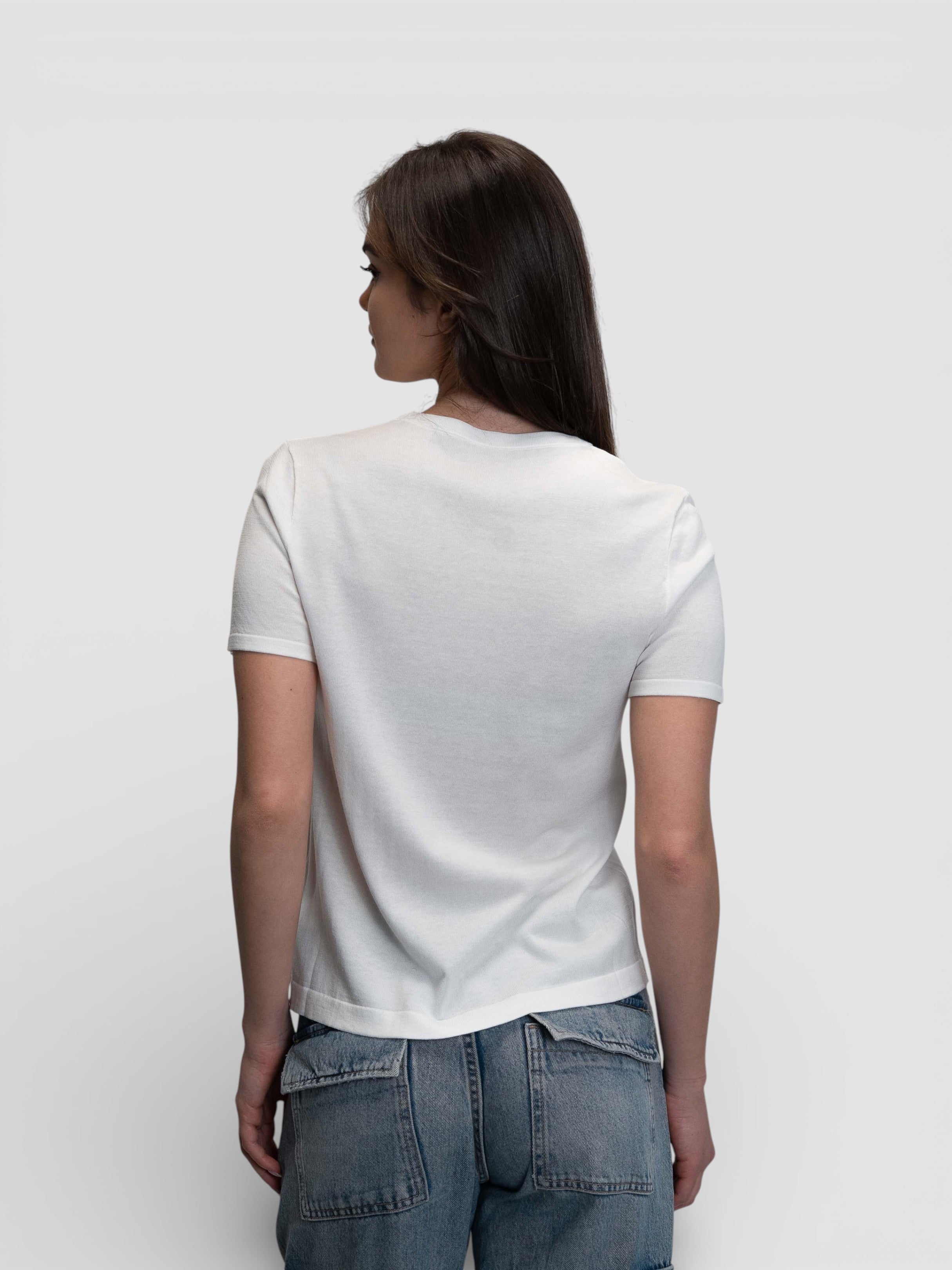 Бяла тениска с декоративен джоб и контрастни лога