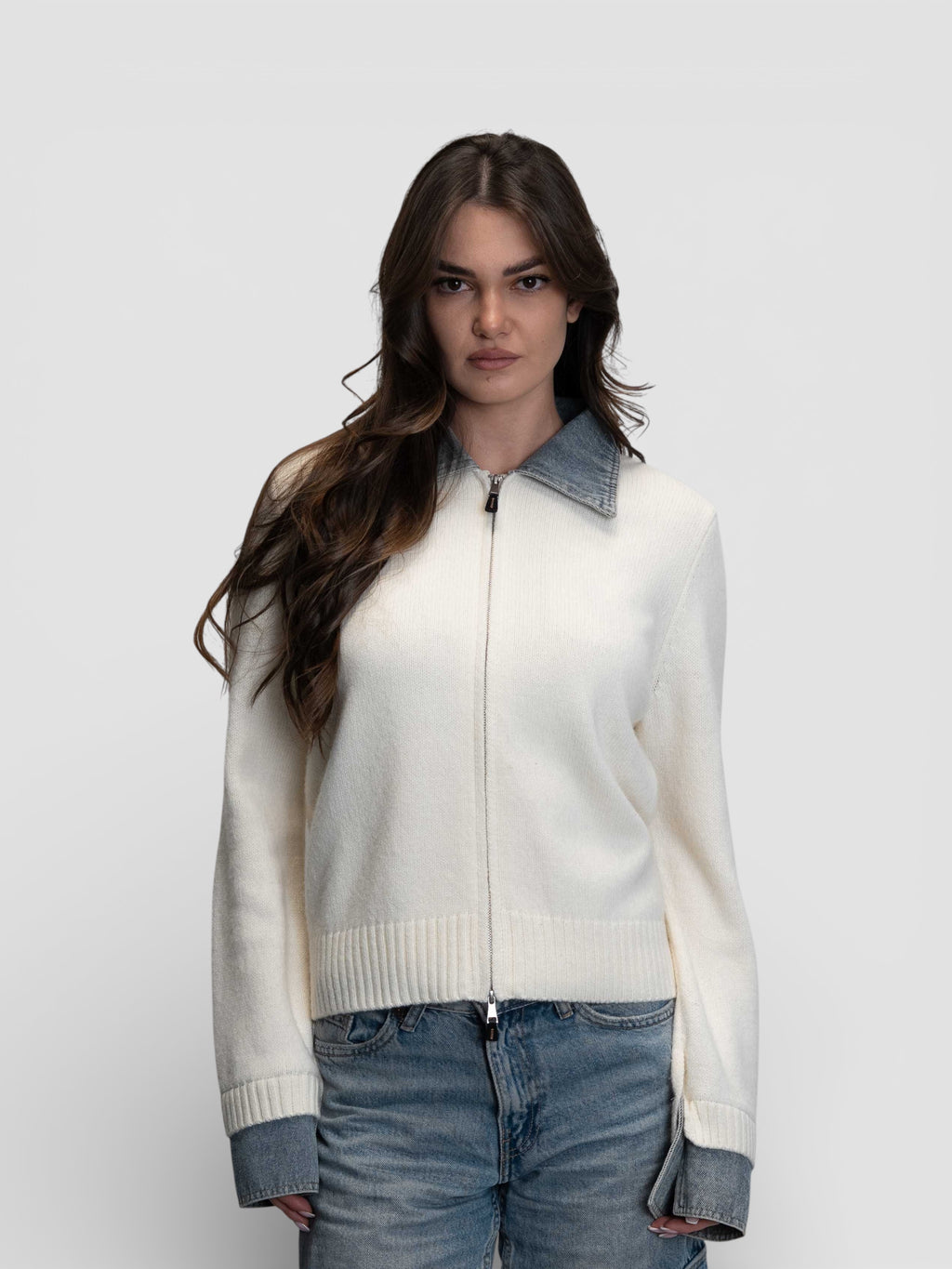 Бяла плетена жилетка с цип и деним детайли