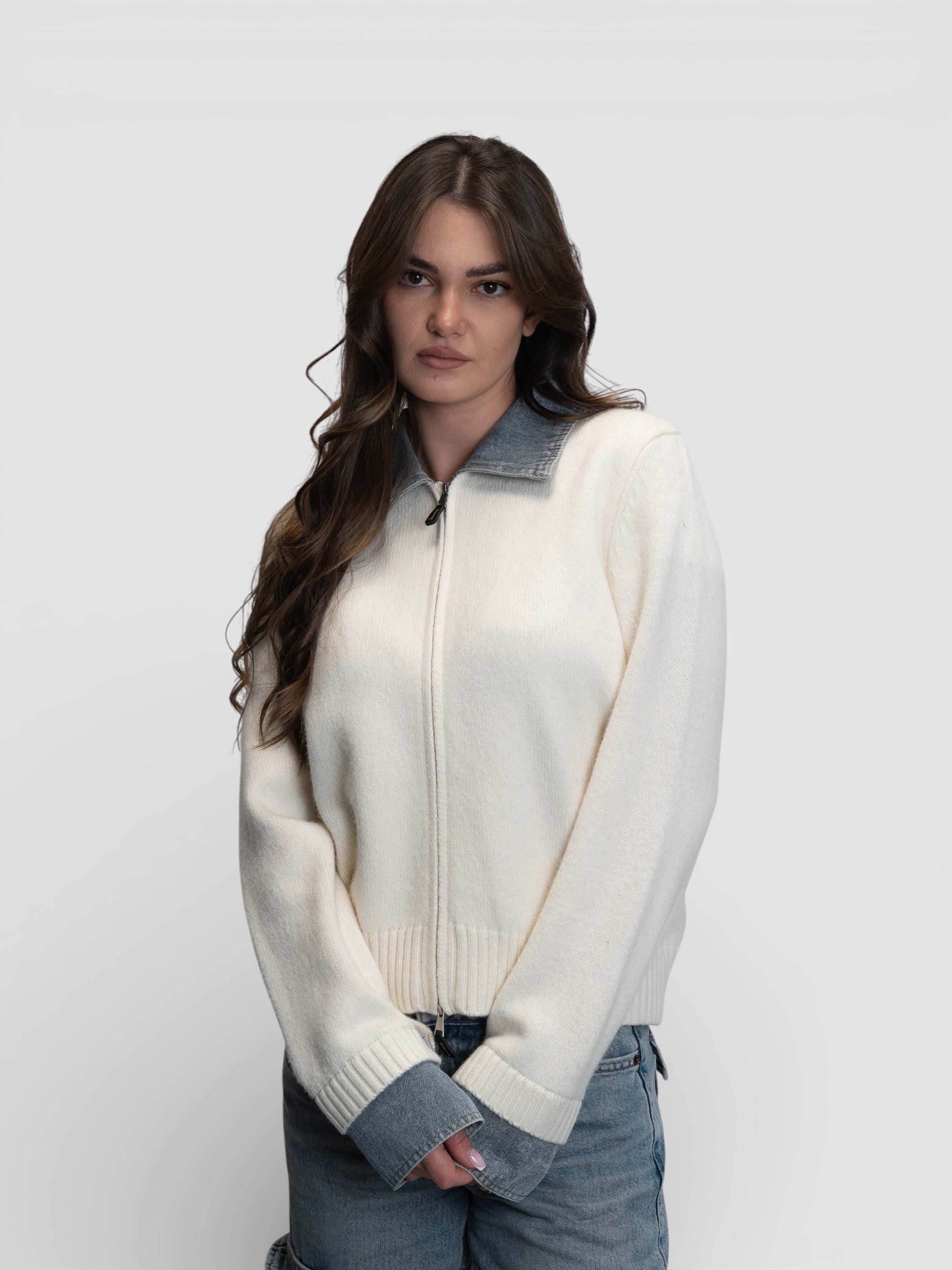 Бяла плетена жилетка с цип и деним детайли