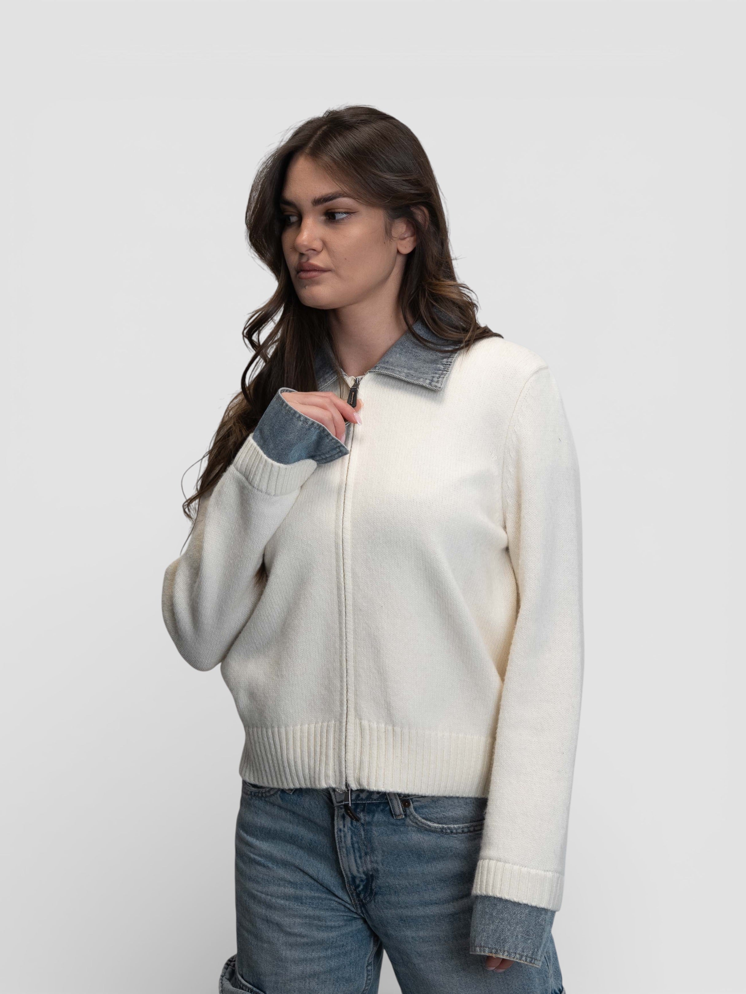 Бяла плетена жилетка с цип и деним детайли