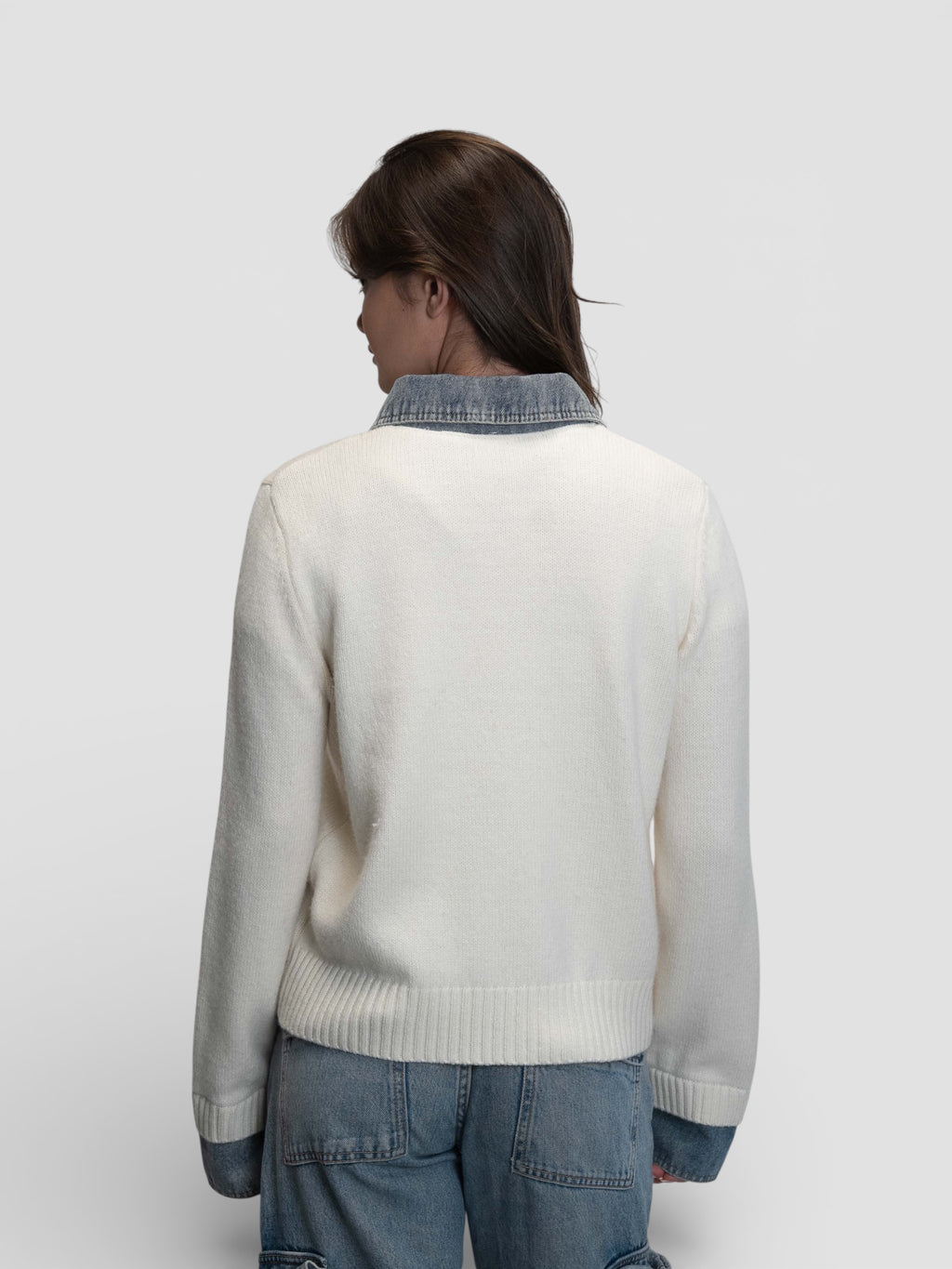 Бяла плетена жилетка с цип и деним детайли