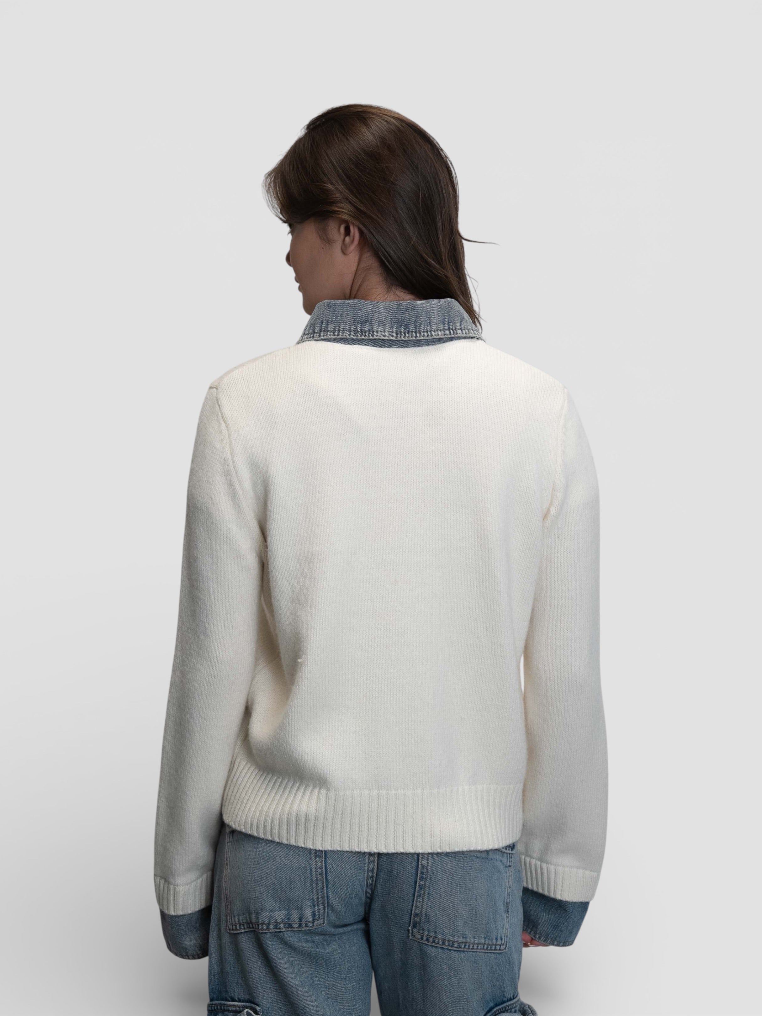 Бяла плетена жилетка с цип и деним детайли