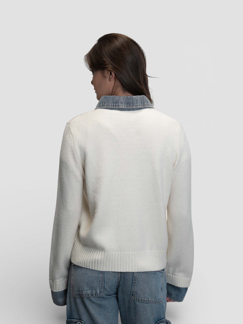 Бяла плетена жилетка с цип и деним детайли