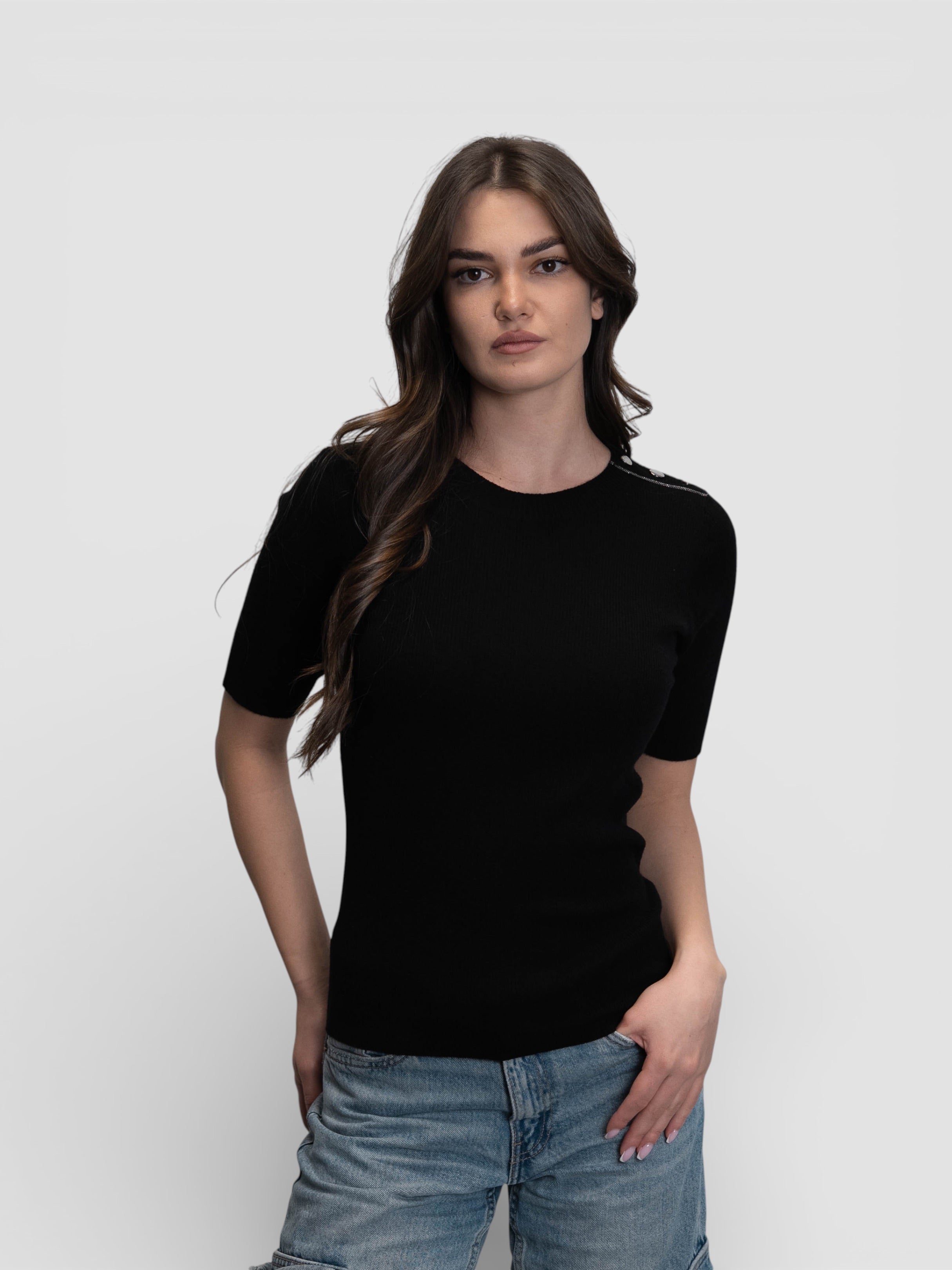 Черна фина блуза с декоративни копчета и сребрист кант на рамото