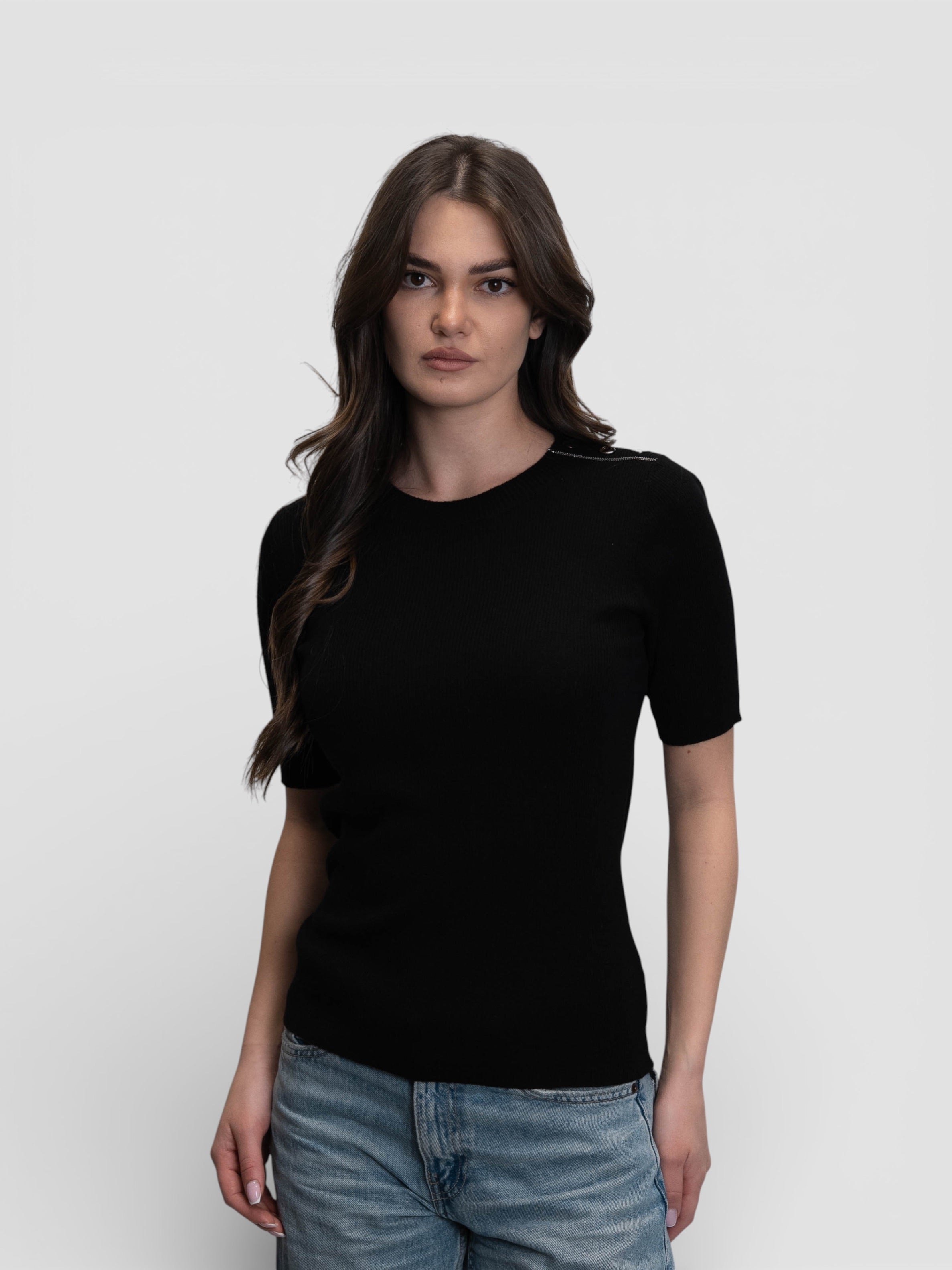 Черна фина блуза с декоративни копчета и сребрист кант на рамото