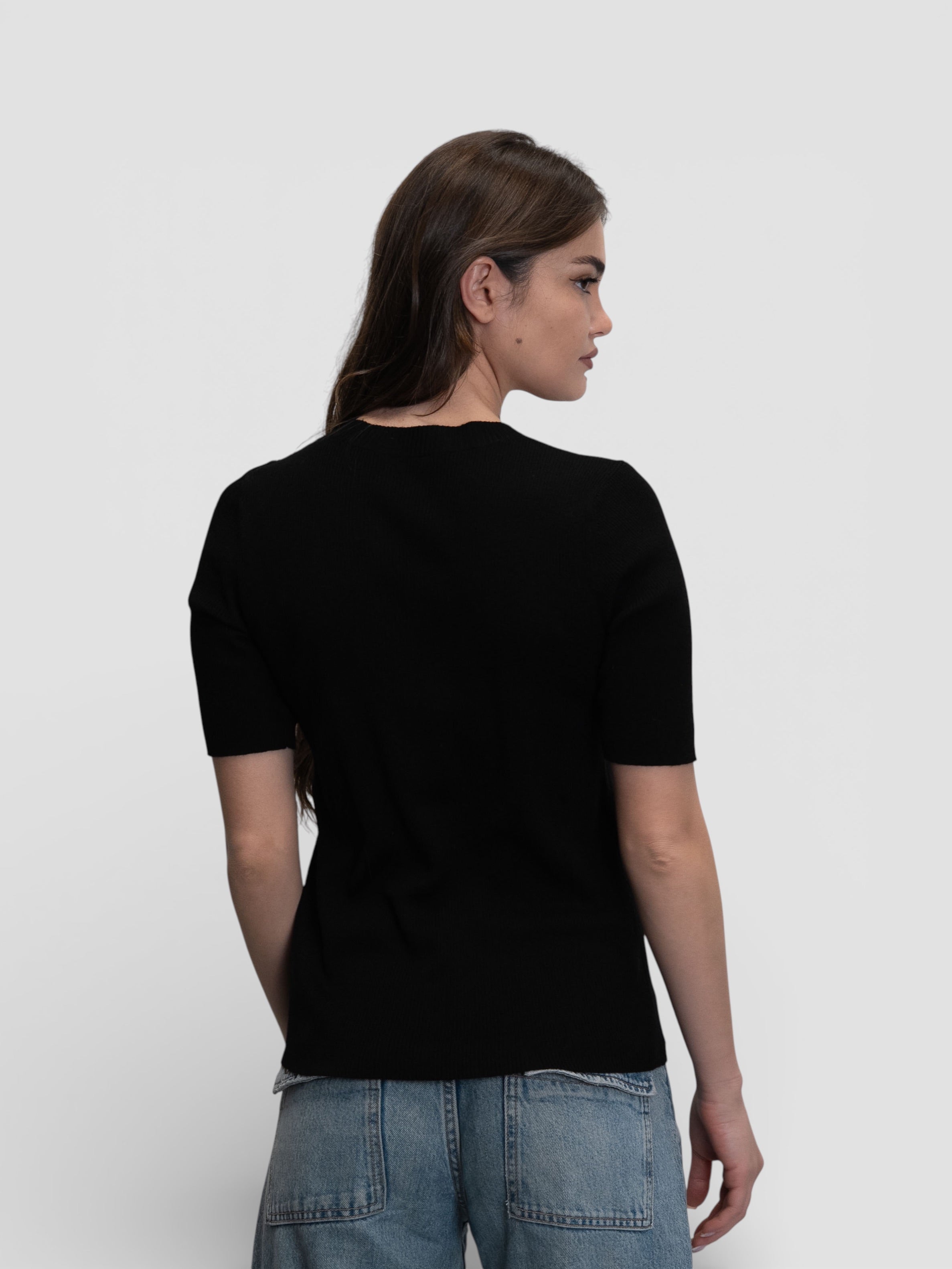 Черна фина блуза с декоративни копчета и сребрист кант на рамото