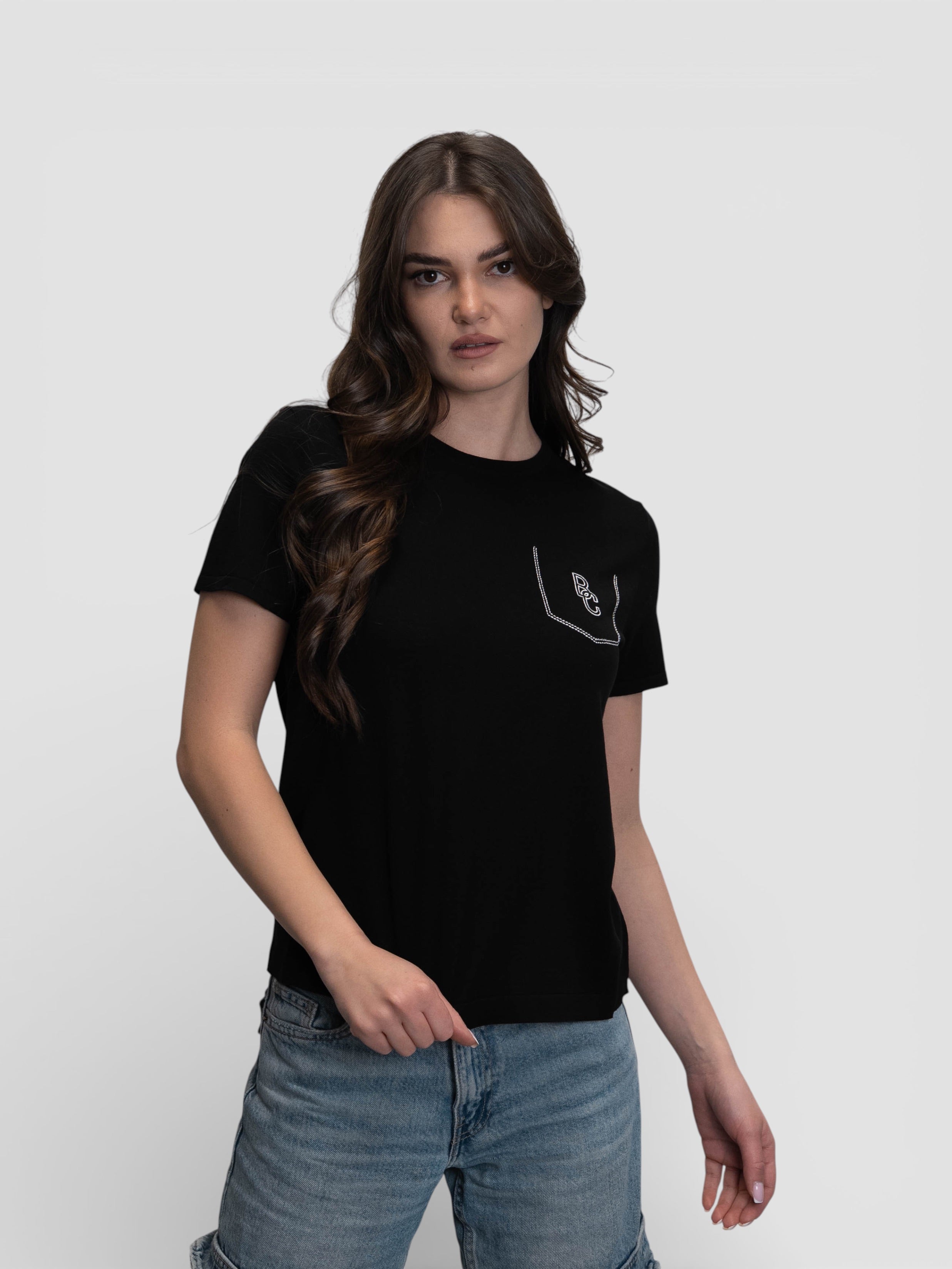 Бяла тениска с декоративен джоб и контрастни лога