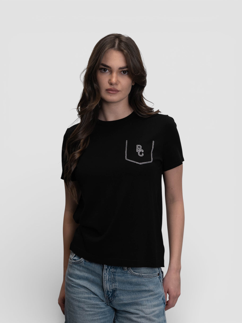 Бяла тениска с декоративен джоб и контрастни лога