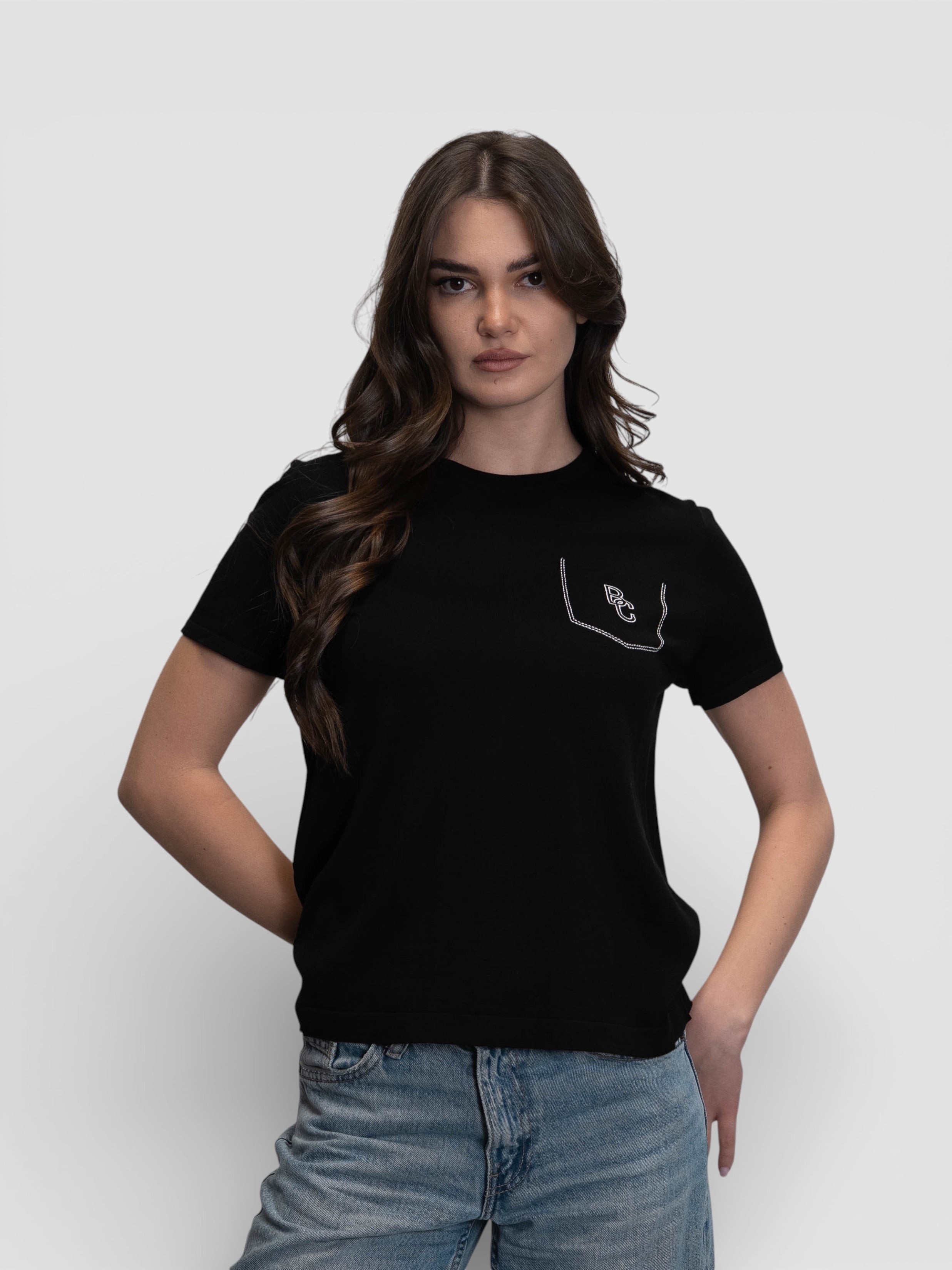 Бяла тениска с декоративен джоб и контрастни лога