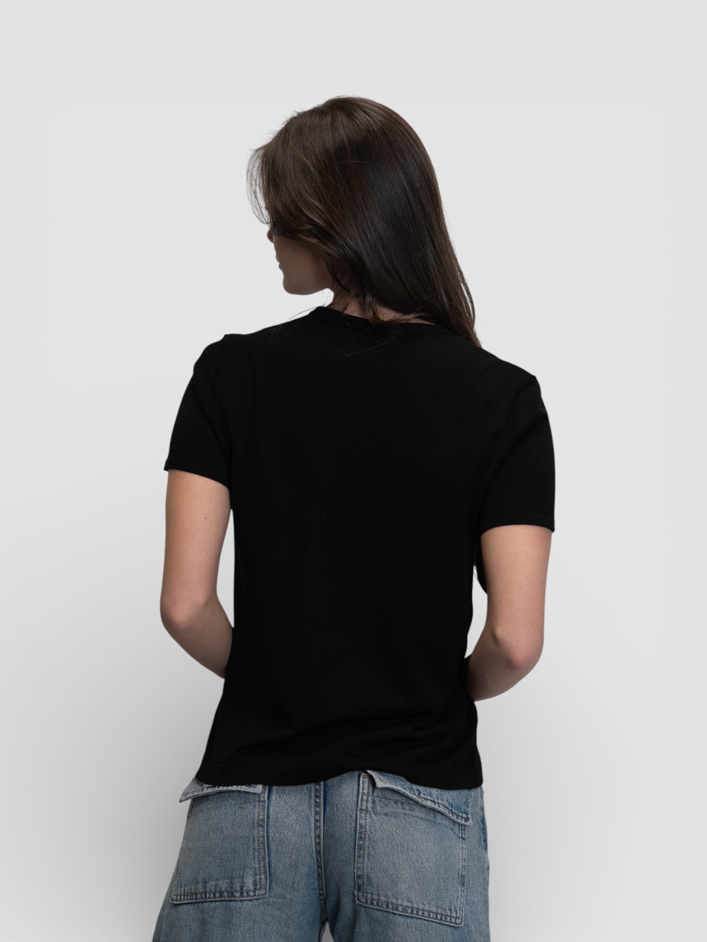 Бяла тениска с декоративен джоб и контрастни лога