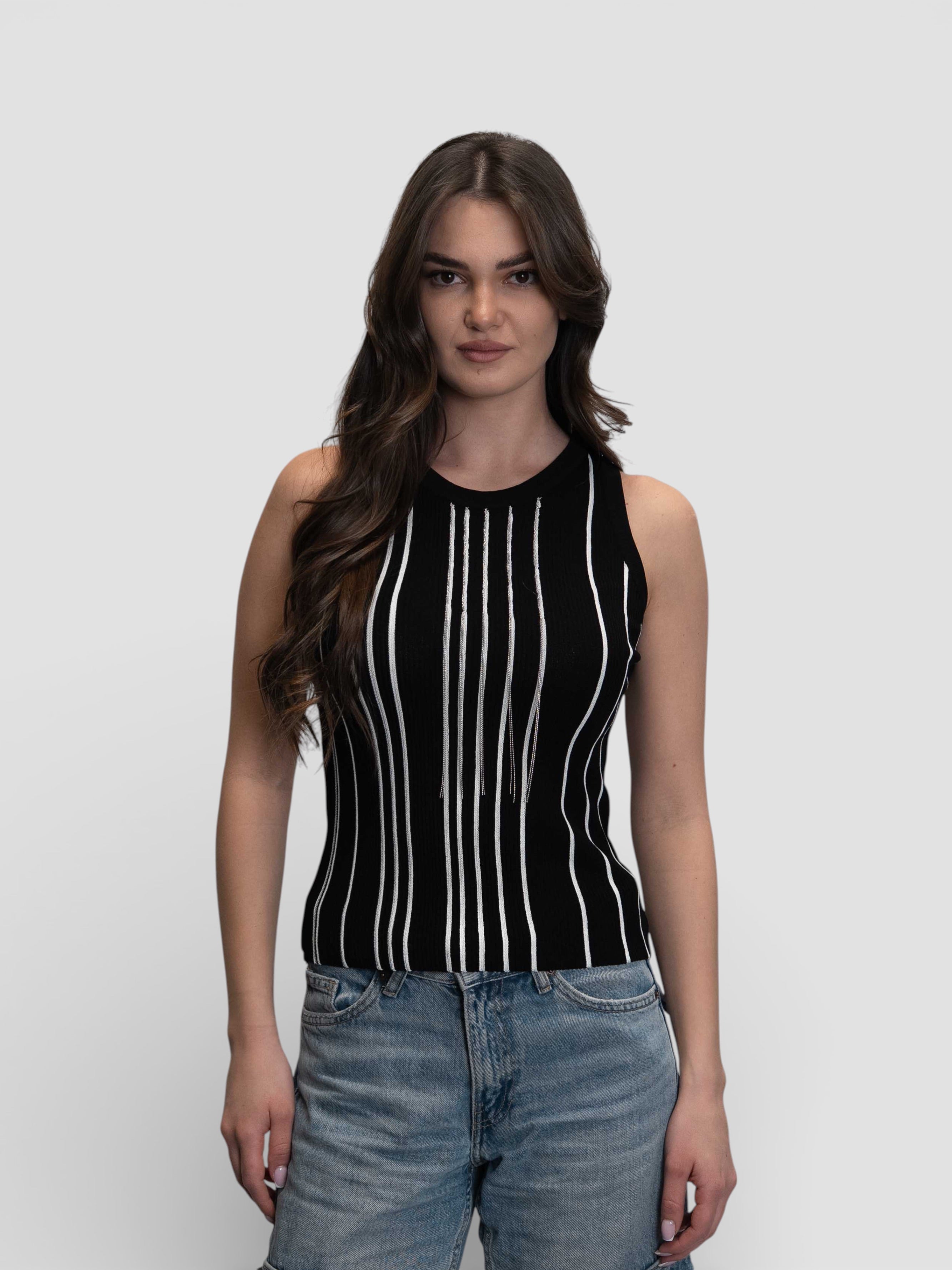 Черен рипсен потник на бели райета с висящи сребристи елементи