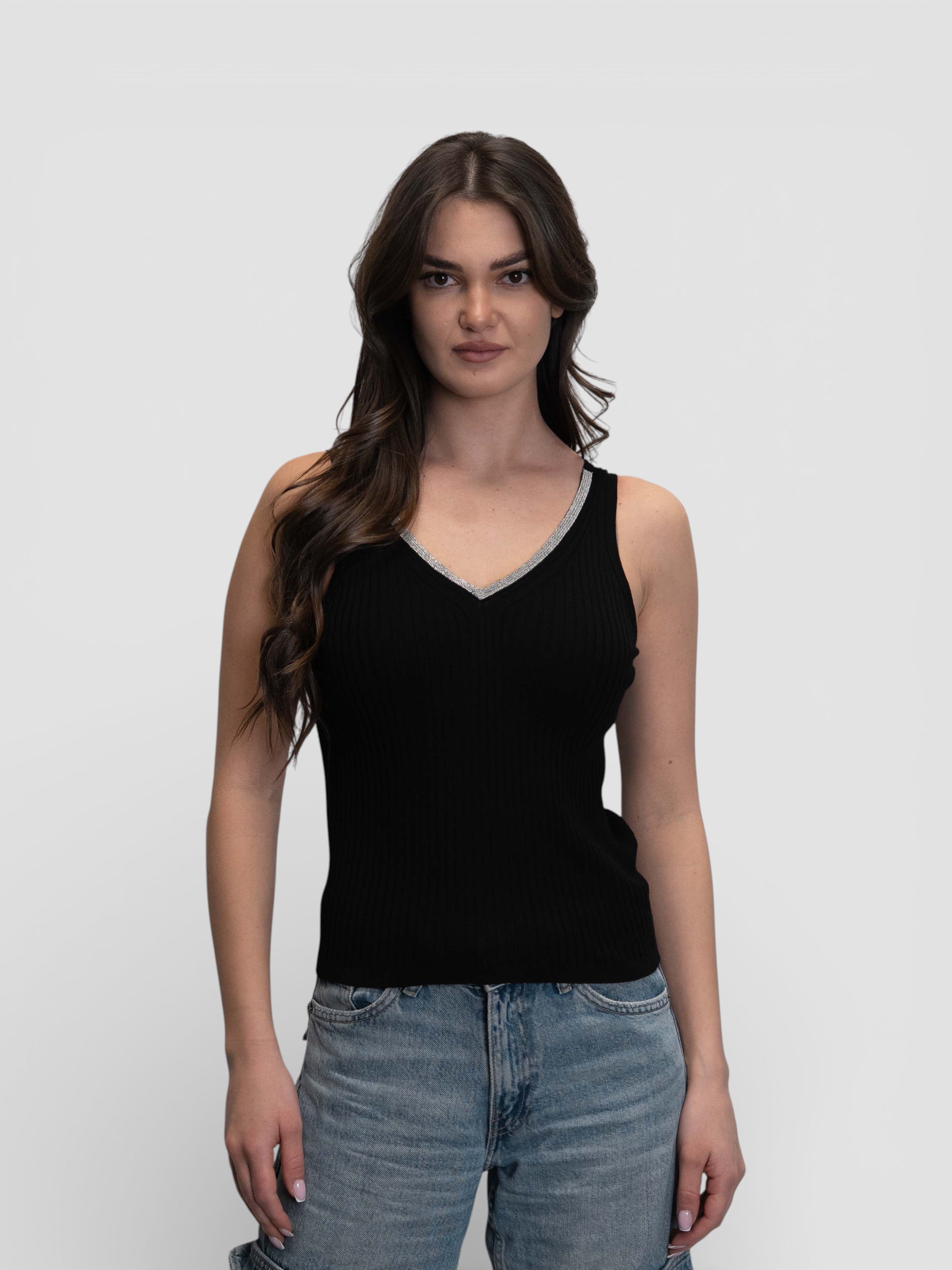 Черен рипсен топ с V-образно деколте и сребрист кант