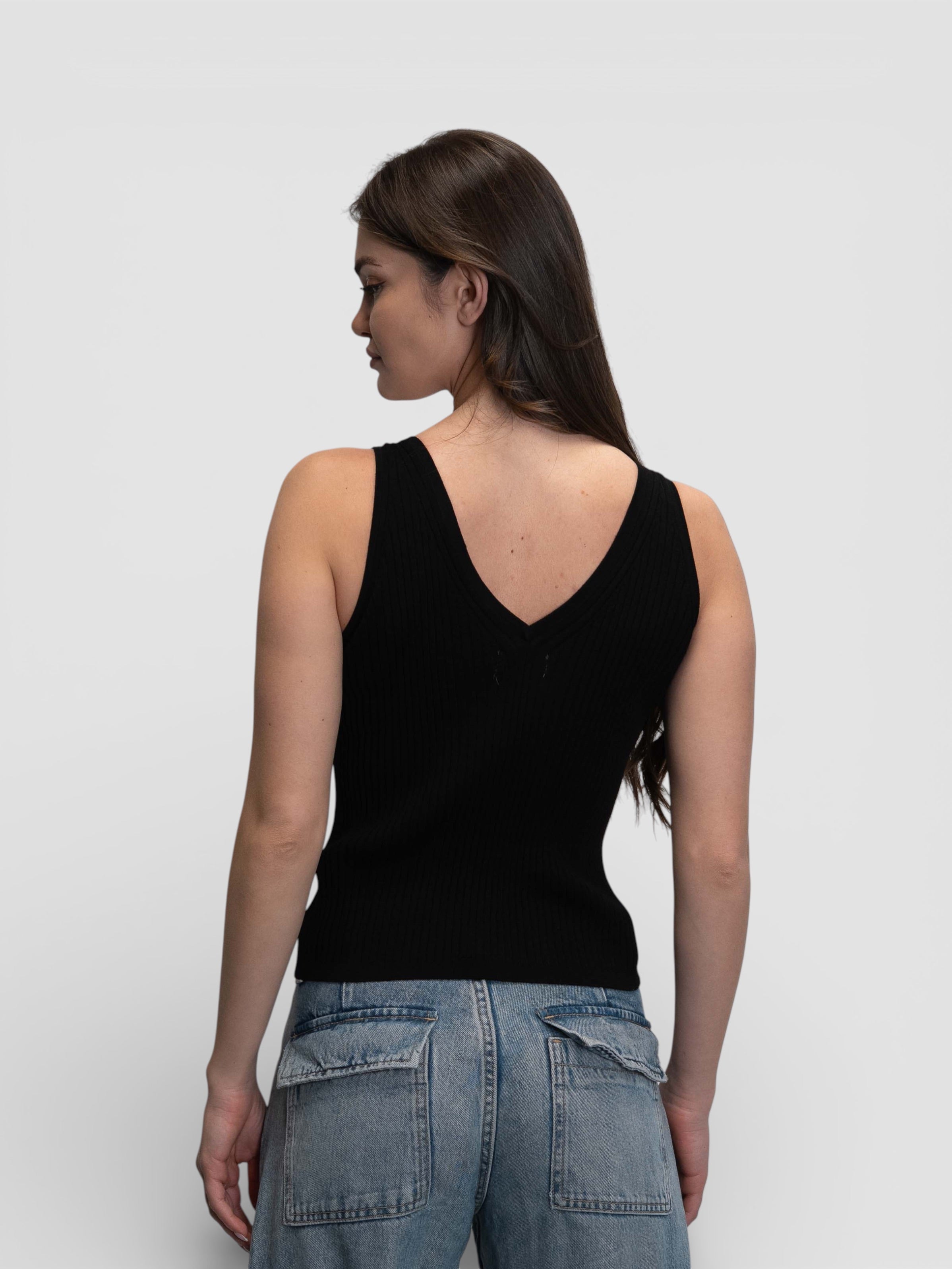 Черен рипсен топ с V-образно деколте и сребрист кант