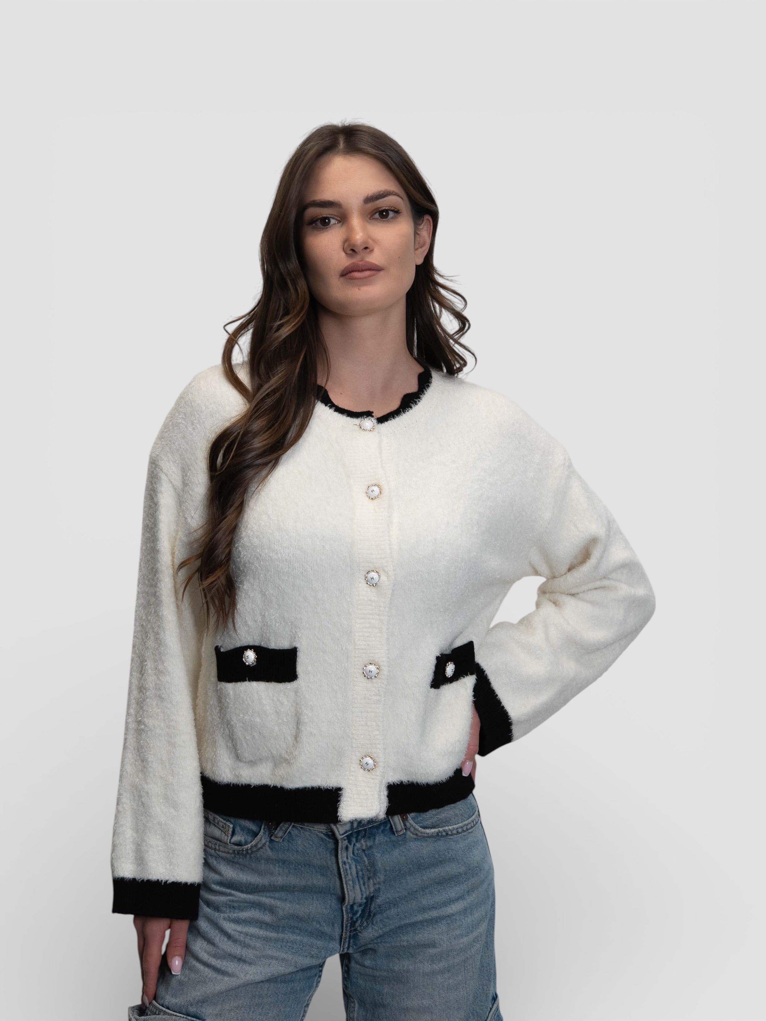 Пухкава плетена жилетка с контрастни черни детайли и декоративни копчета