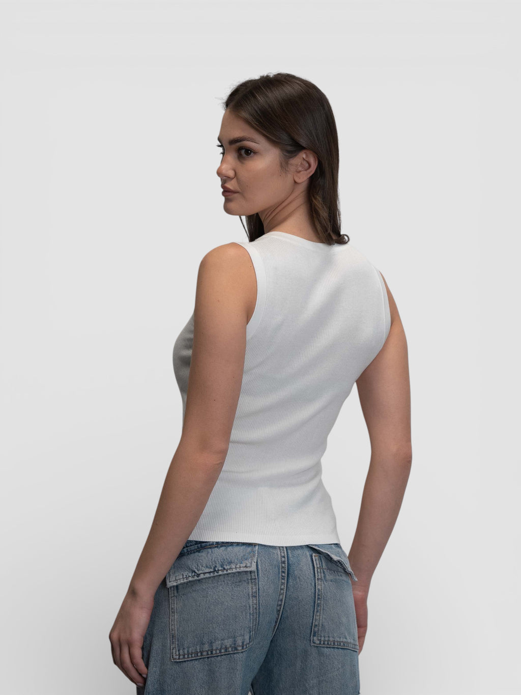 Бял рипсен топ с V-образно деколте и сребрист детайл