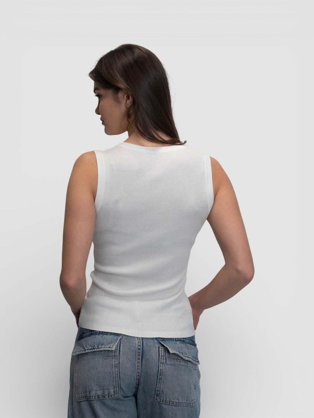 Бял рипсен топ с V-образно деколте и сребрист детайл