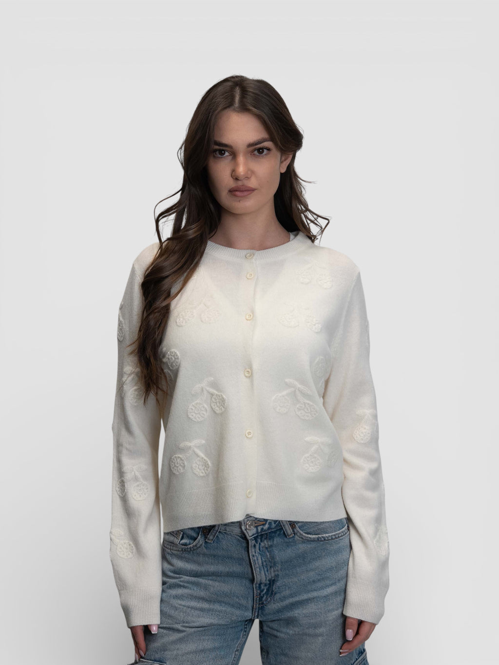 Бяла плетена жилетка с релефни елементи „Черешки“