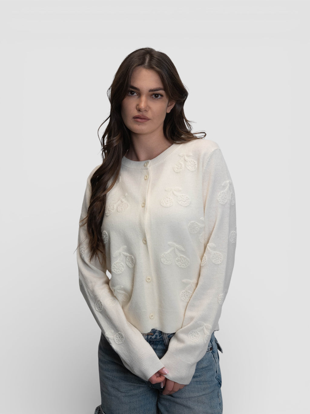 Бяла плетена жилетка с релефни елементи „Черешки“