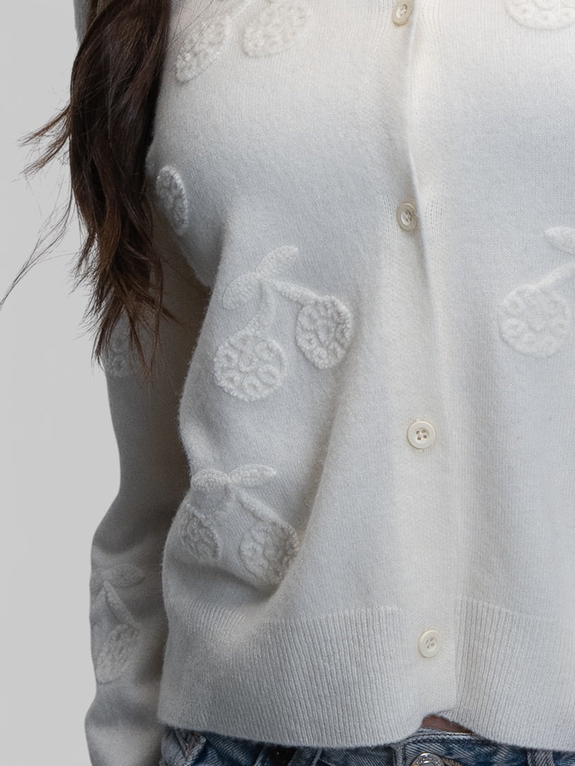 Бяла плетена жилетка с релефни елементи „Черешки“