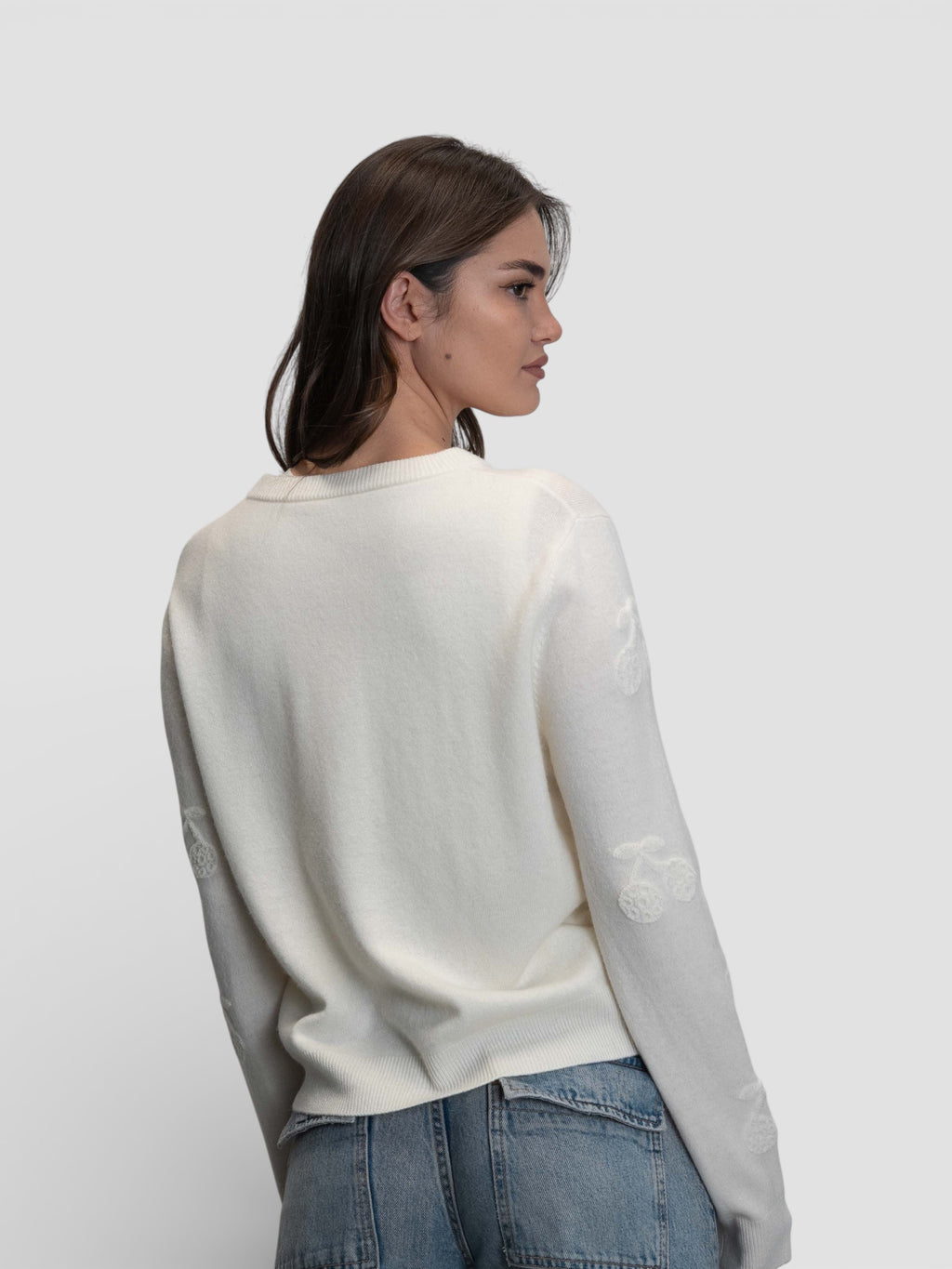 Бяла плетена жилетка с релефни елементи „Черешки“