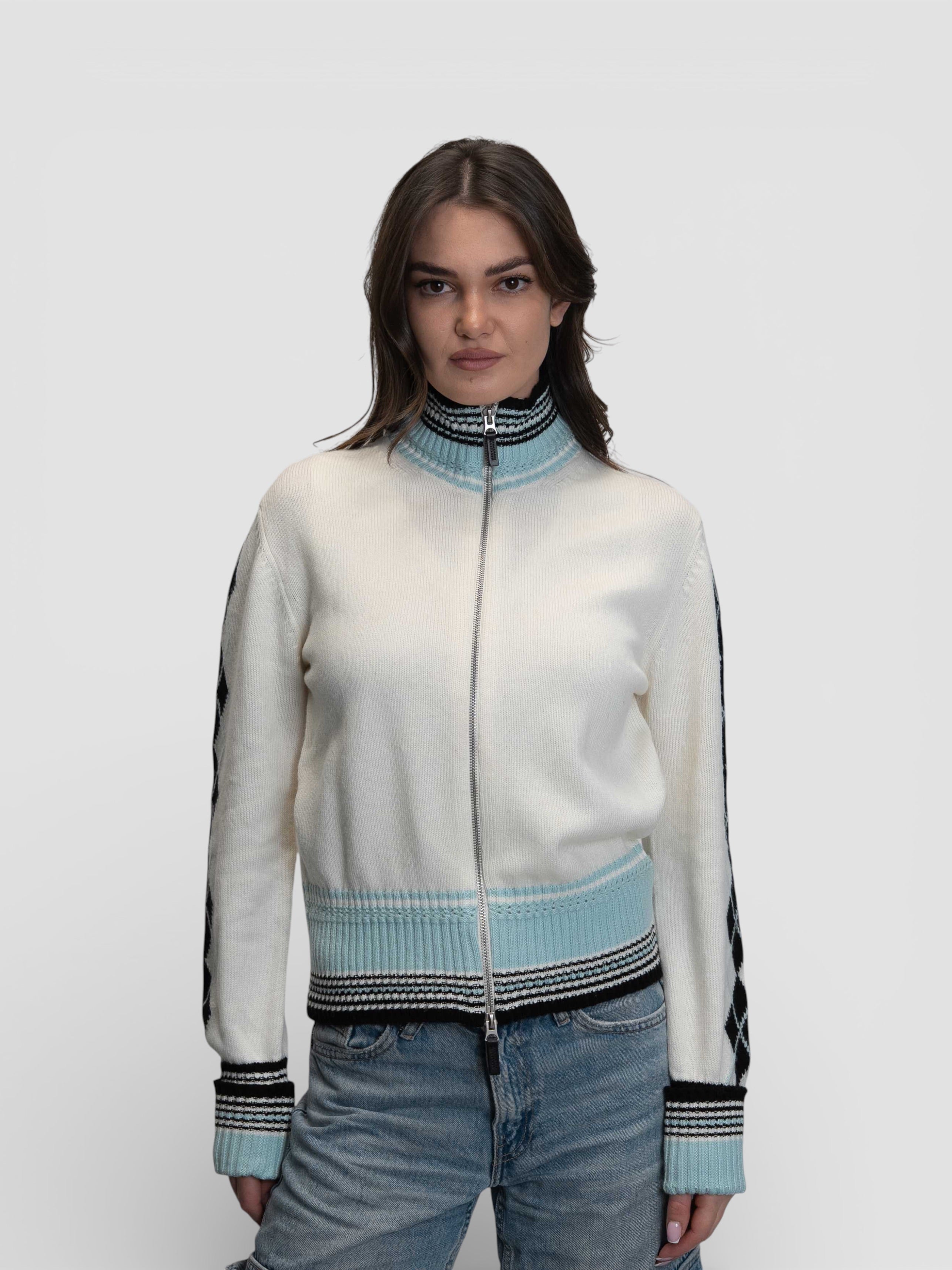 Бяла плетена жилетка с цип и контрастни сини детайли