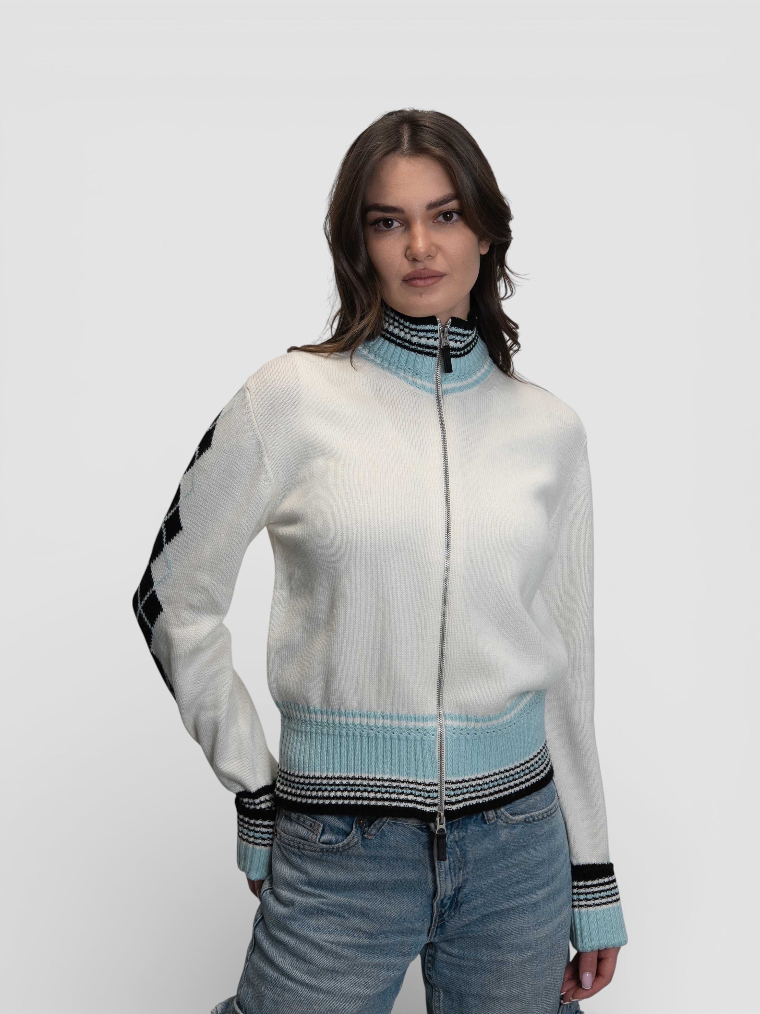 Бяла плетена жилетка с цип и контрастни сини детайли