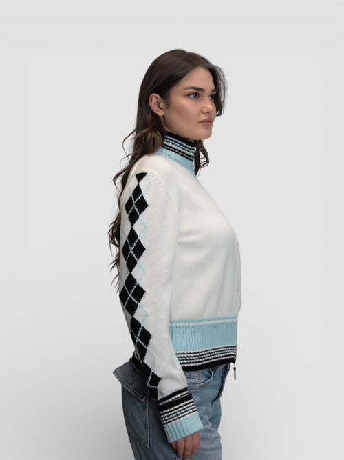 Бяла плетена жилетка с цип и контрастни сини детайли