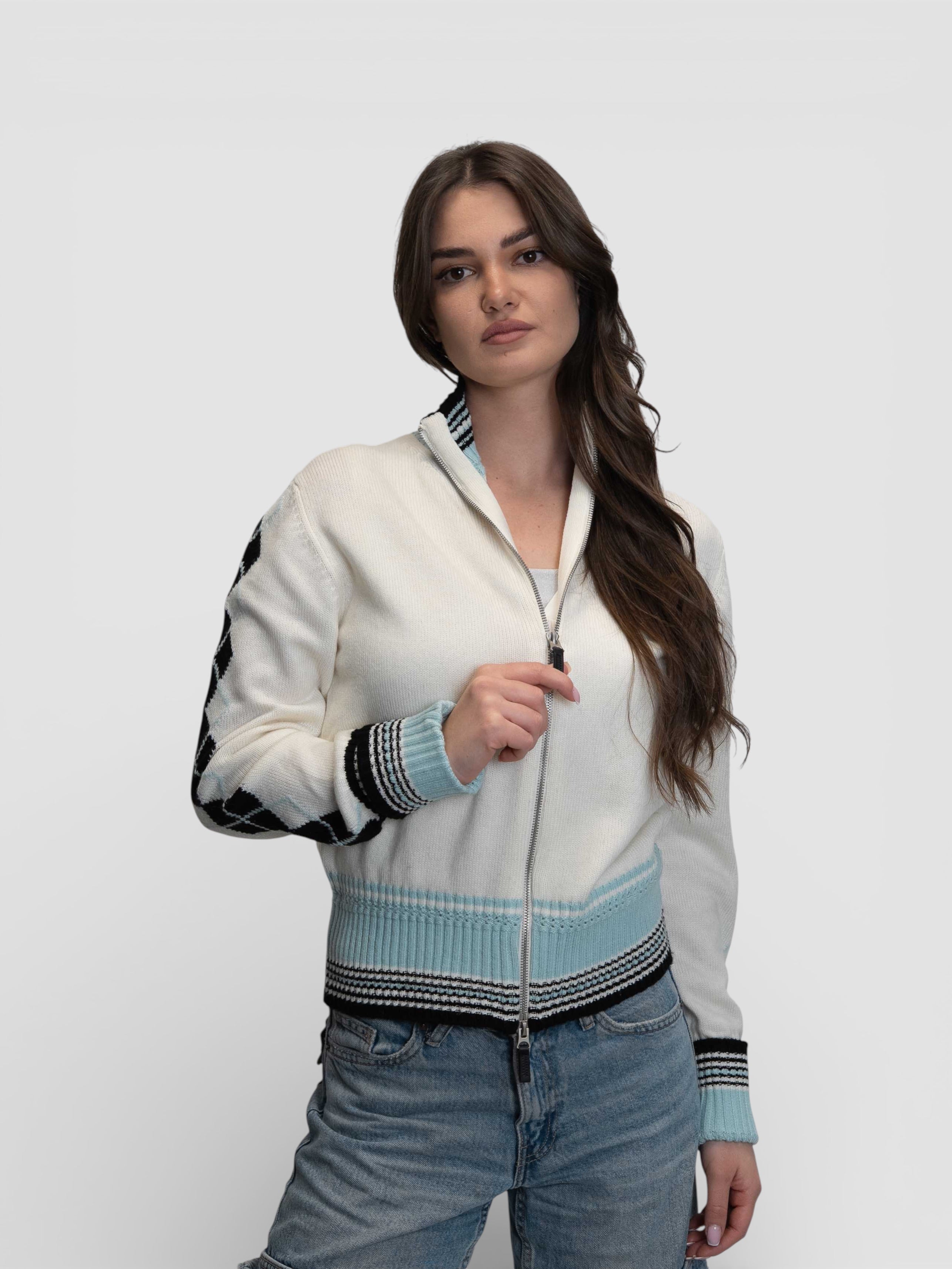 Бяла плетена жилетка с цип и контрастни сини детайли