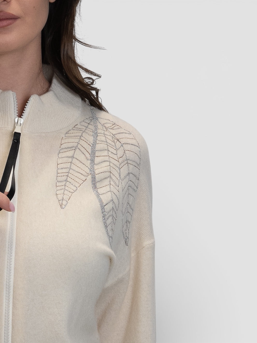 Бяла плетена жилетка с цип и декоративен мотив „Листа“ от камъчета