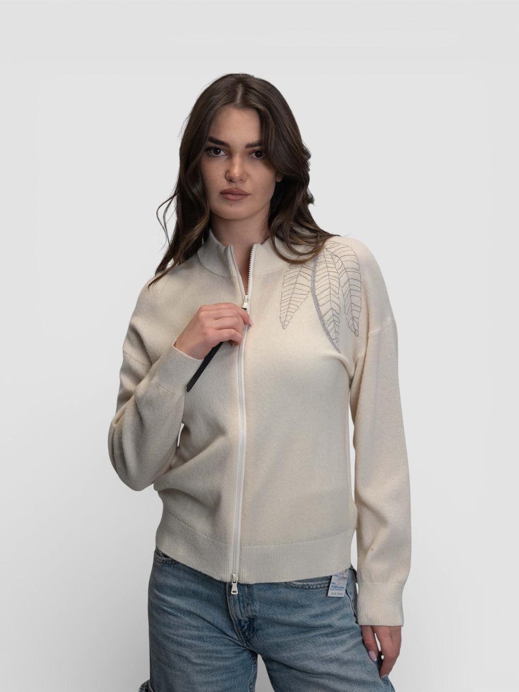 Бяла плетена жилетка с цип и декоративен мотив „Листа“ от камъчета