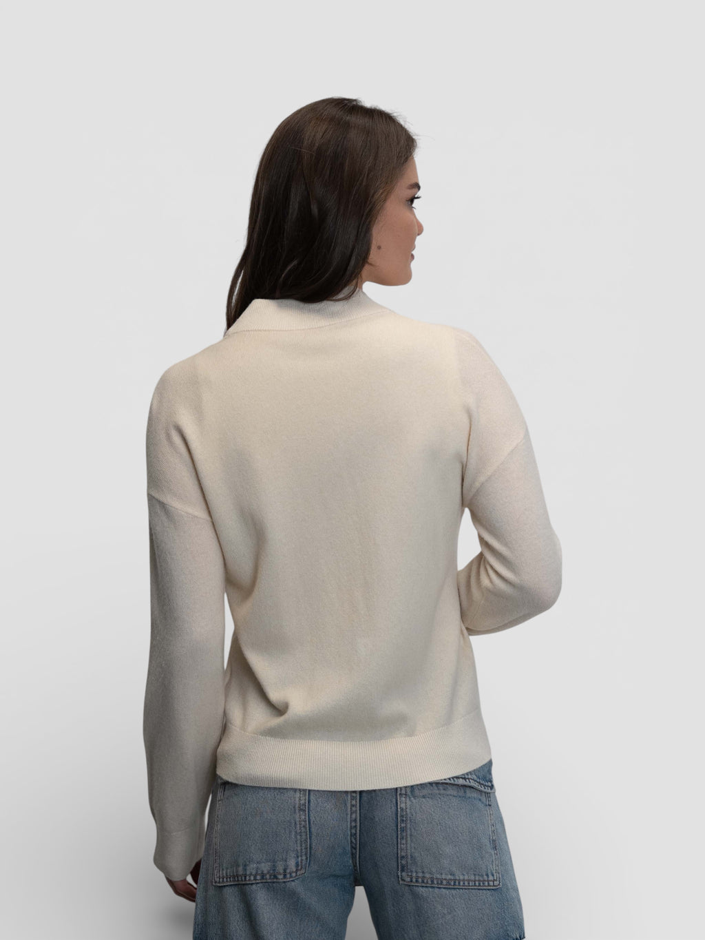 Бяла плетена жилетка с цип и декоративен мотив „Листа“ от камъчета