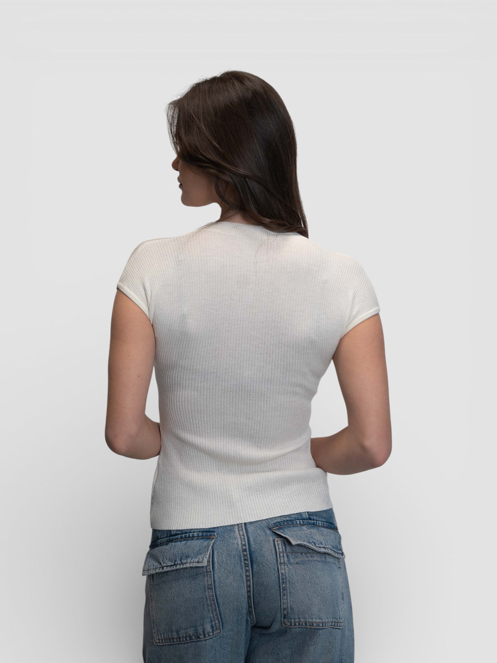 Фино плетена блуза с къс ръкав и деликатен кант около деколтето