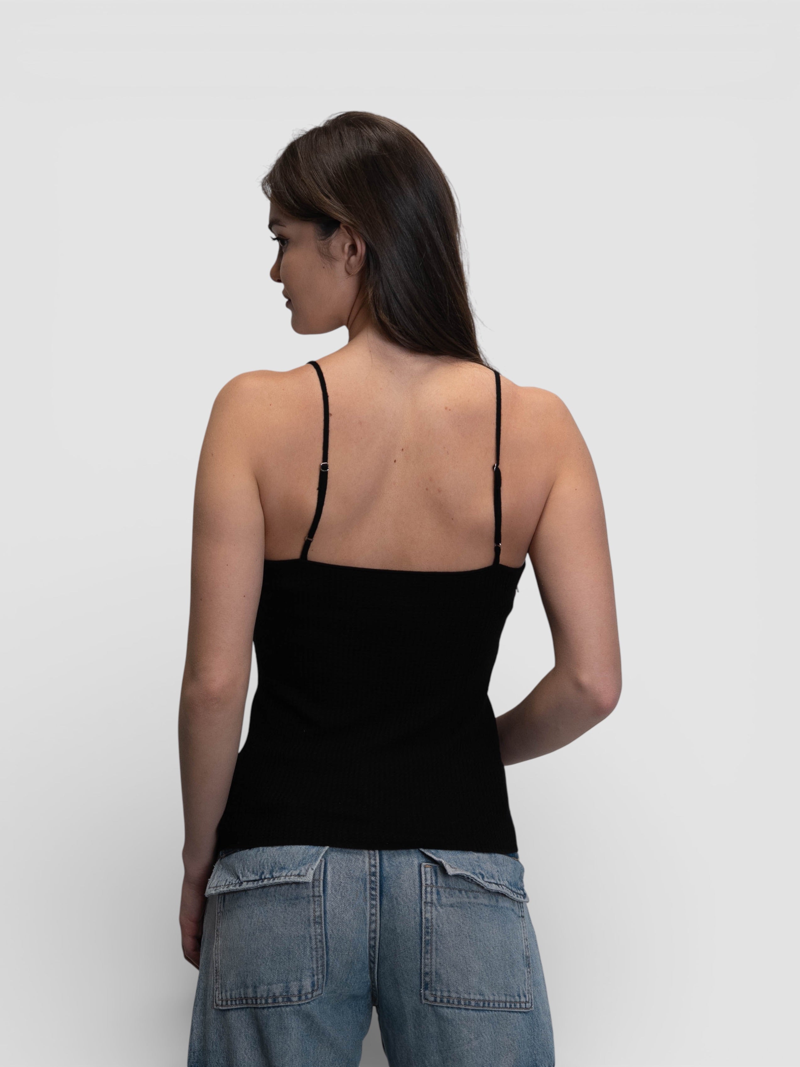 Черен потник с дантела по деколтето