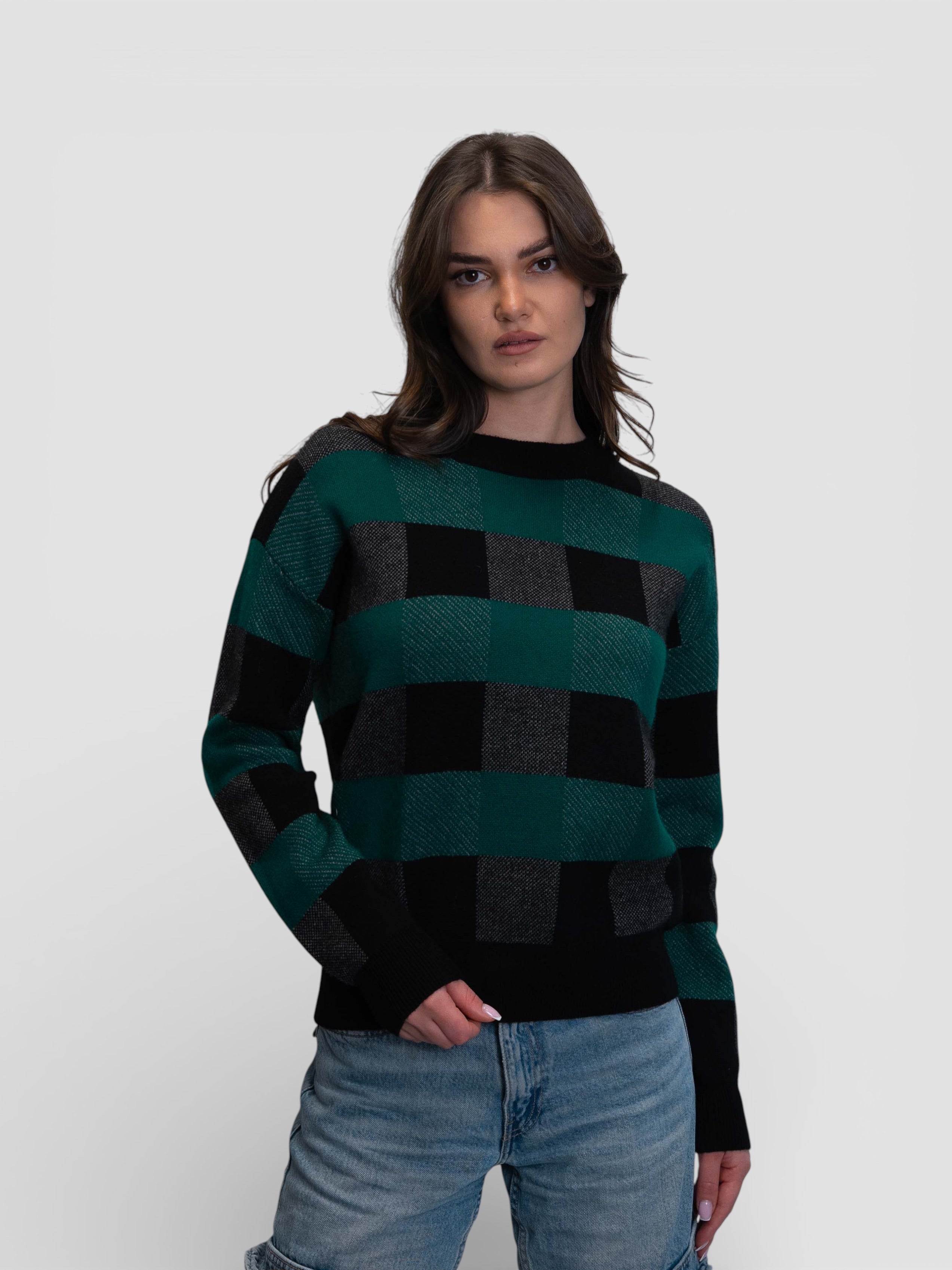 Плетен пуловер на едро каре в зелено и черно