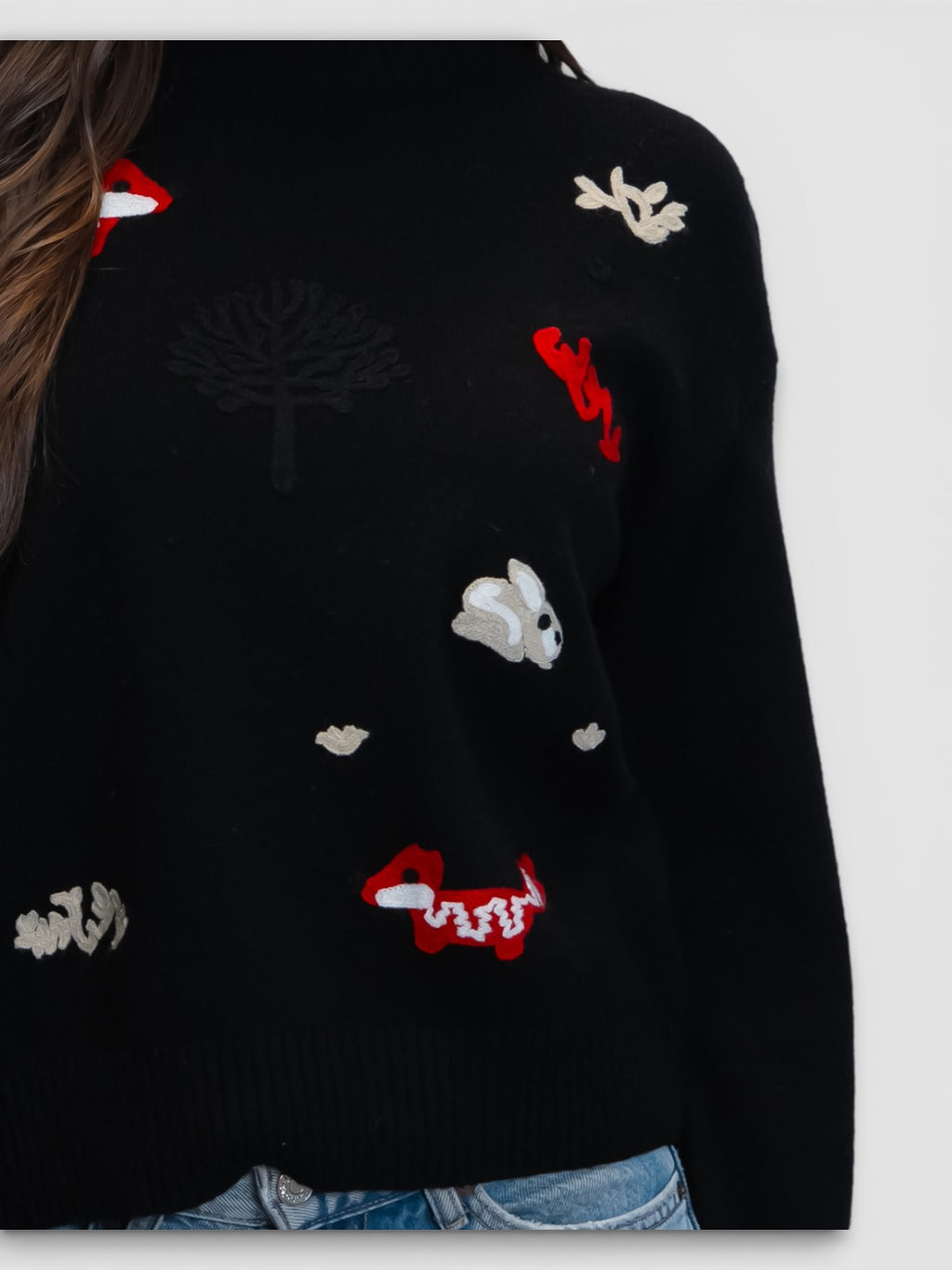 Черен пуловер с бродирани горски мотиви