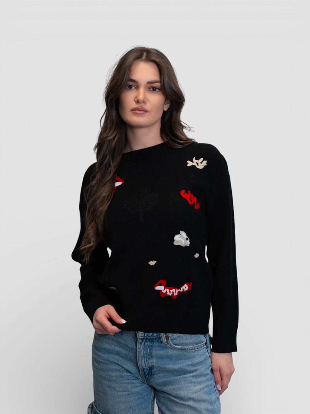 Черен пуловер с бродирани горски мотиви