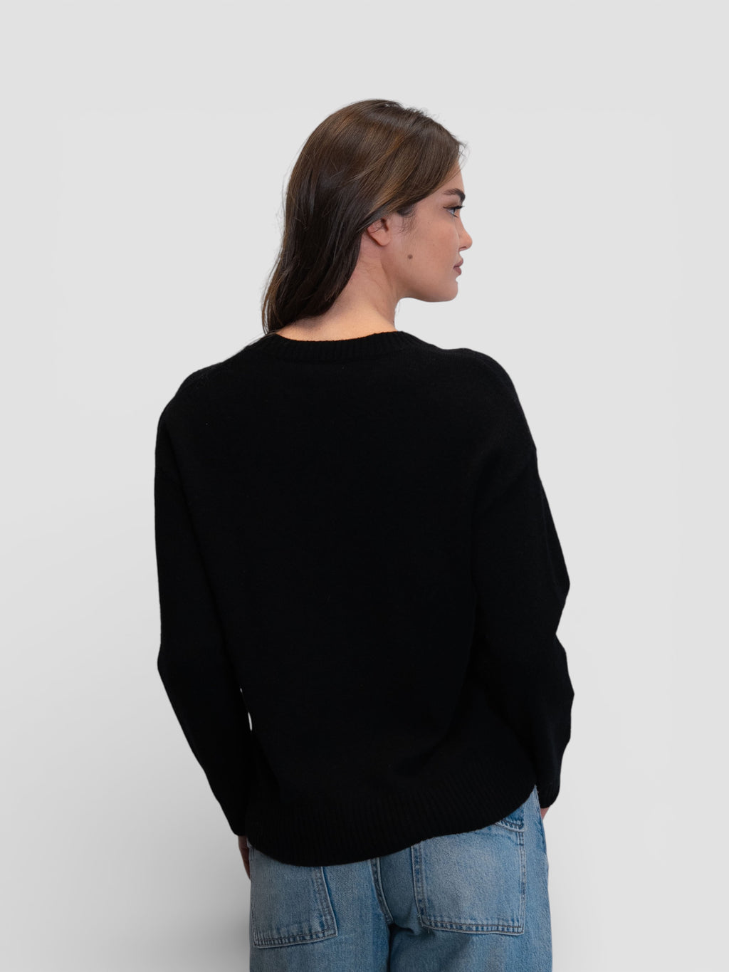 Черен пуловер с бродирани горски мотиви