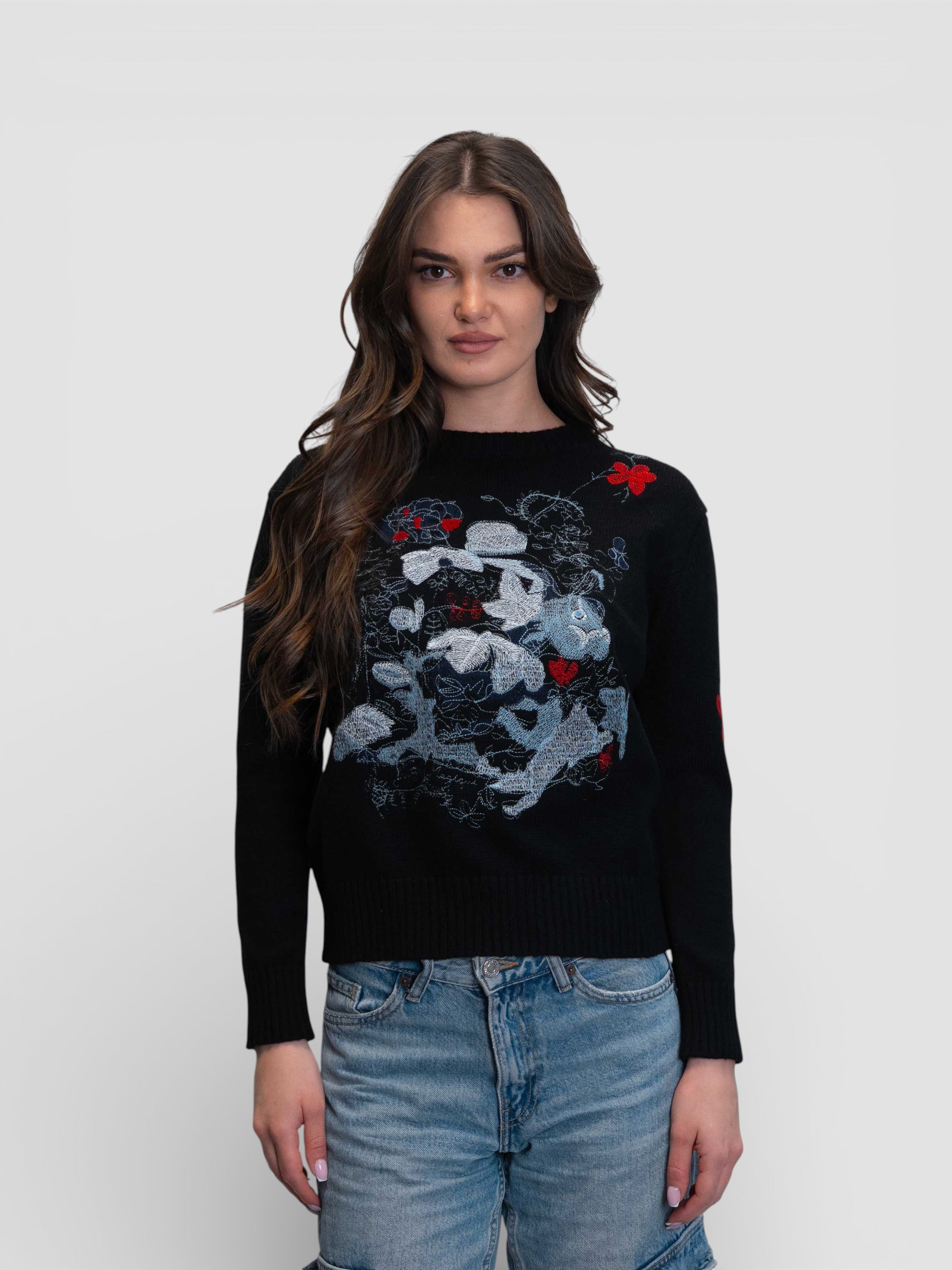 Черен пуловер с масивна флорална бродерия в синята гама