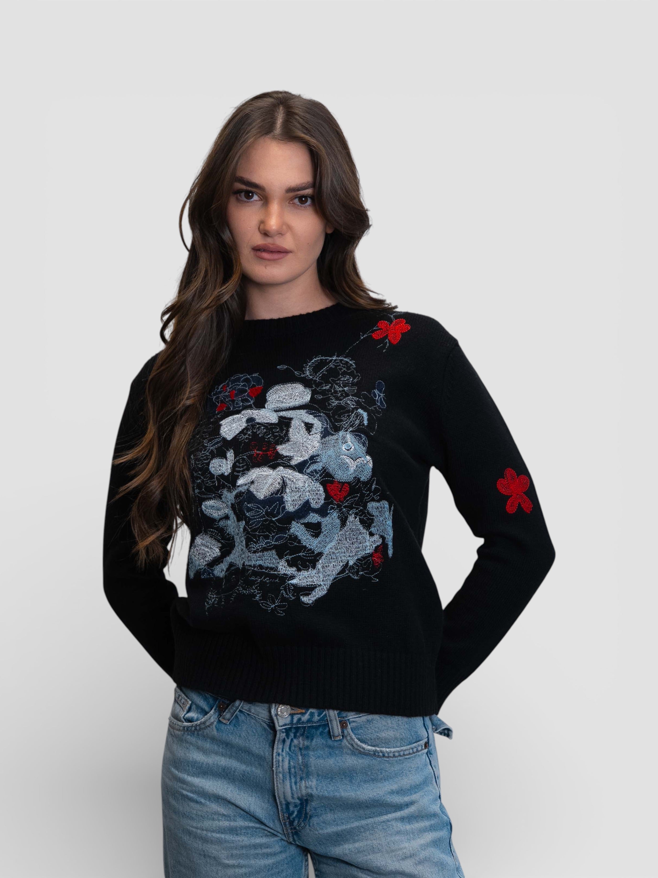 Черен пуловер с масивна флорална бродерия в синята гама