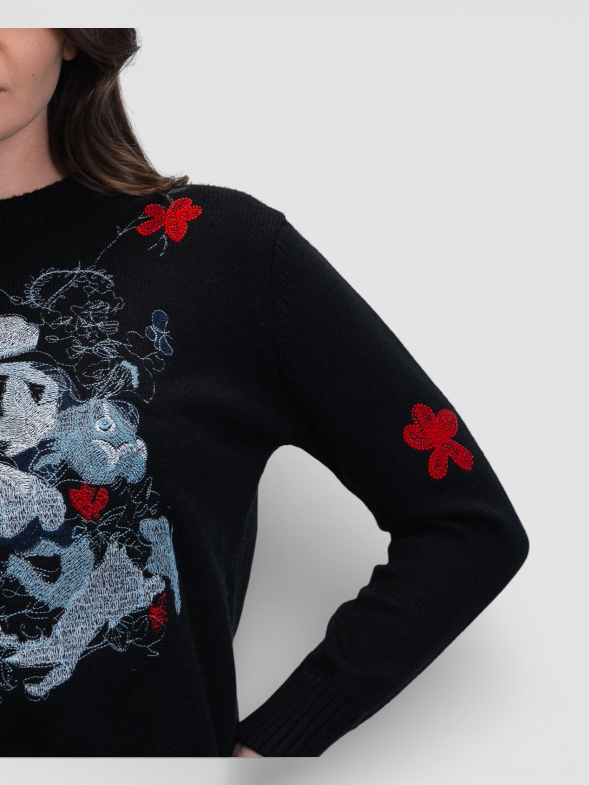 Черен пуловер с масивна флорална бродерия в синята гама