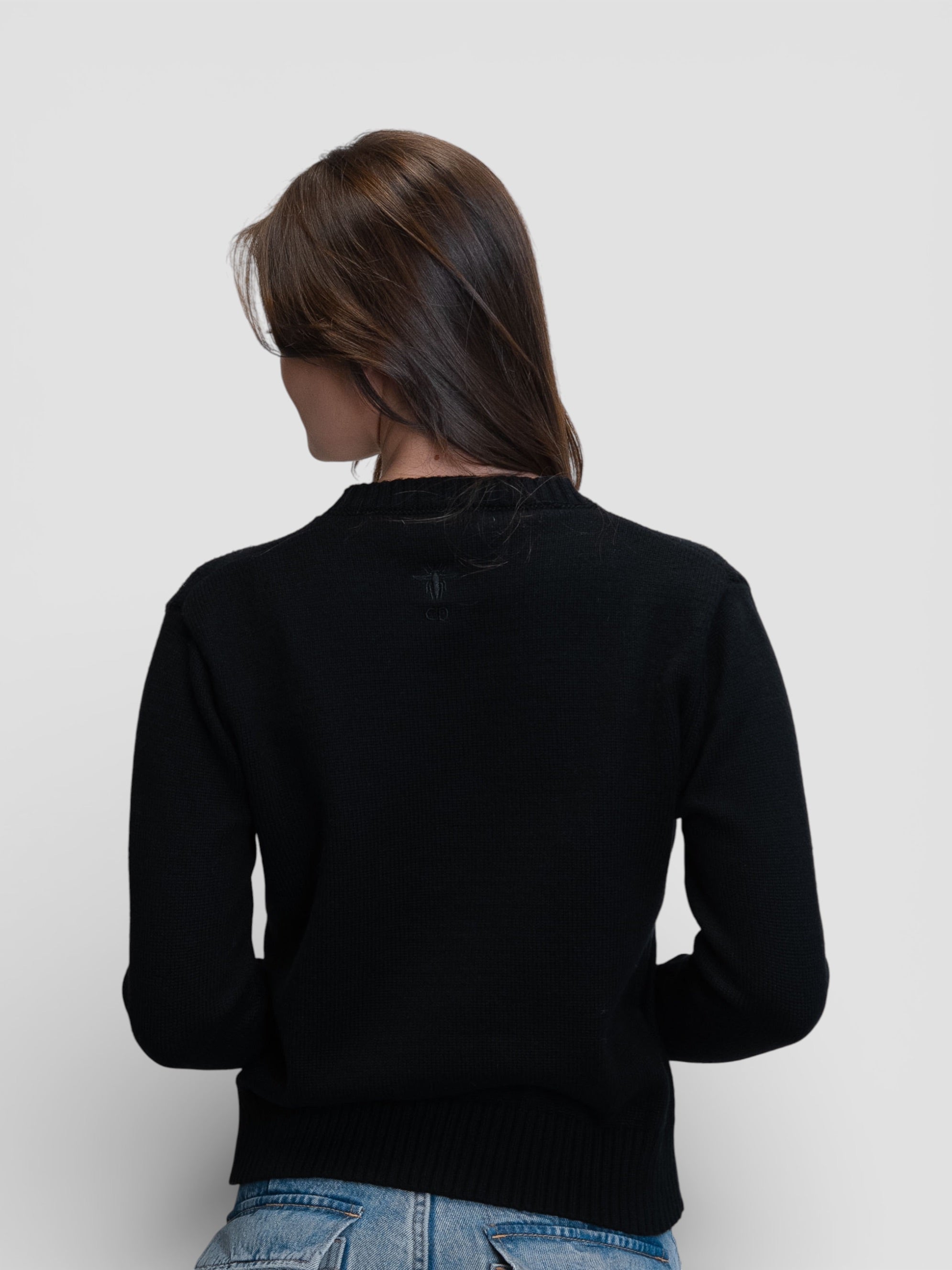 Черен пуловер с масивна флорална бродерия в синята гама