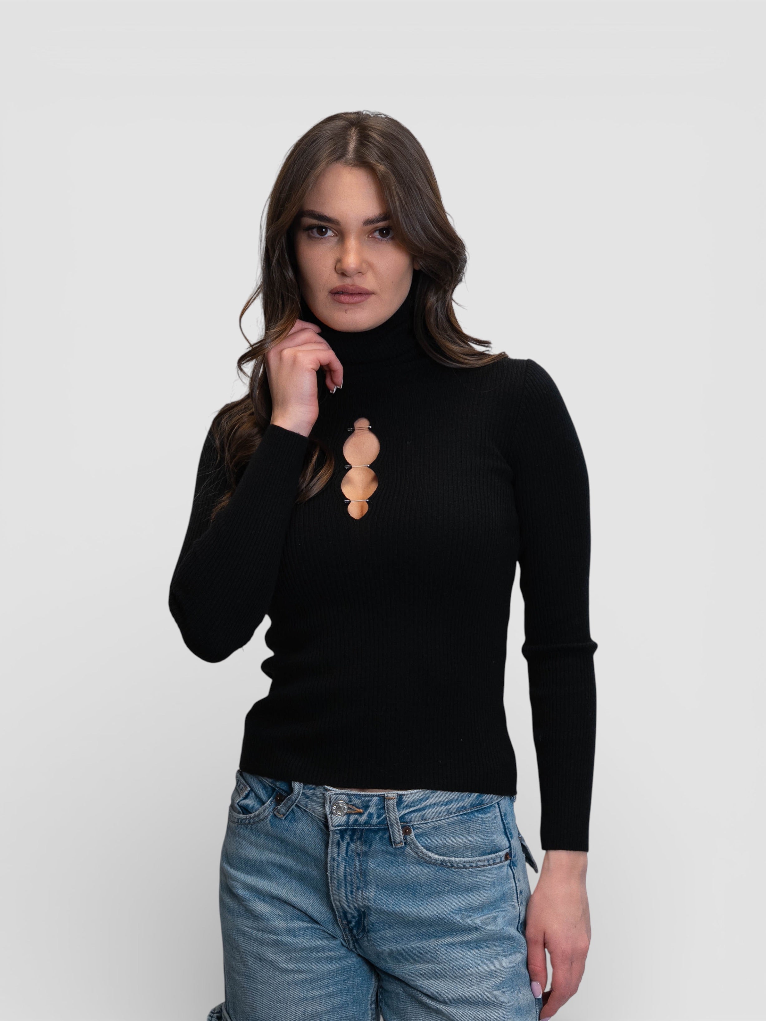 Черна блуза с висока яка и декоративни безопасни игли на деколтето