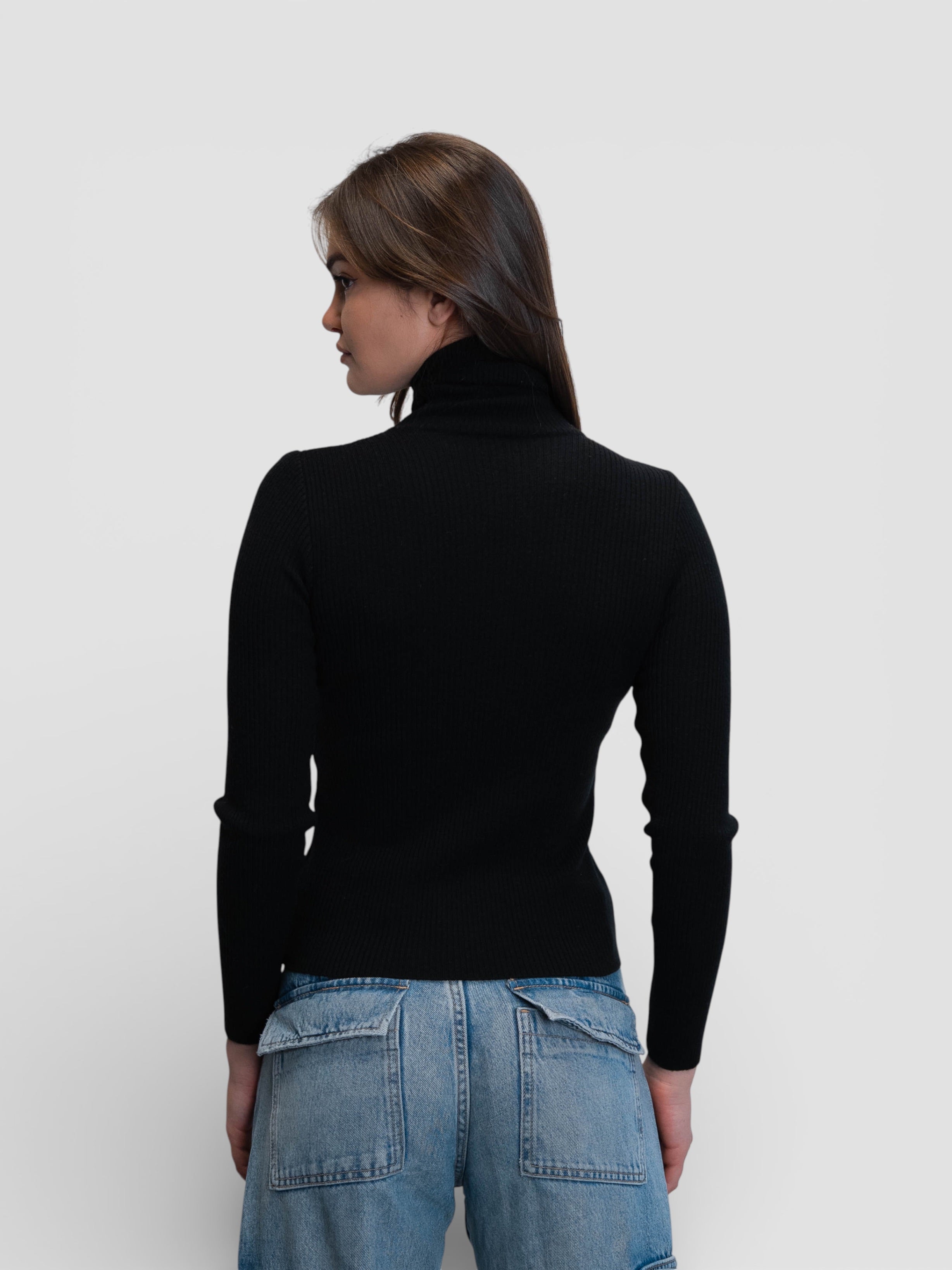 Черна блуза с висока яка и декоративни безопасни игли на деколтето