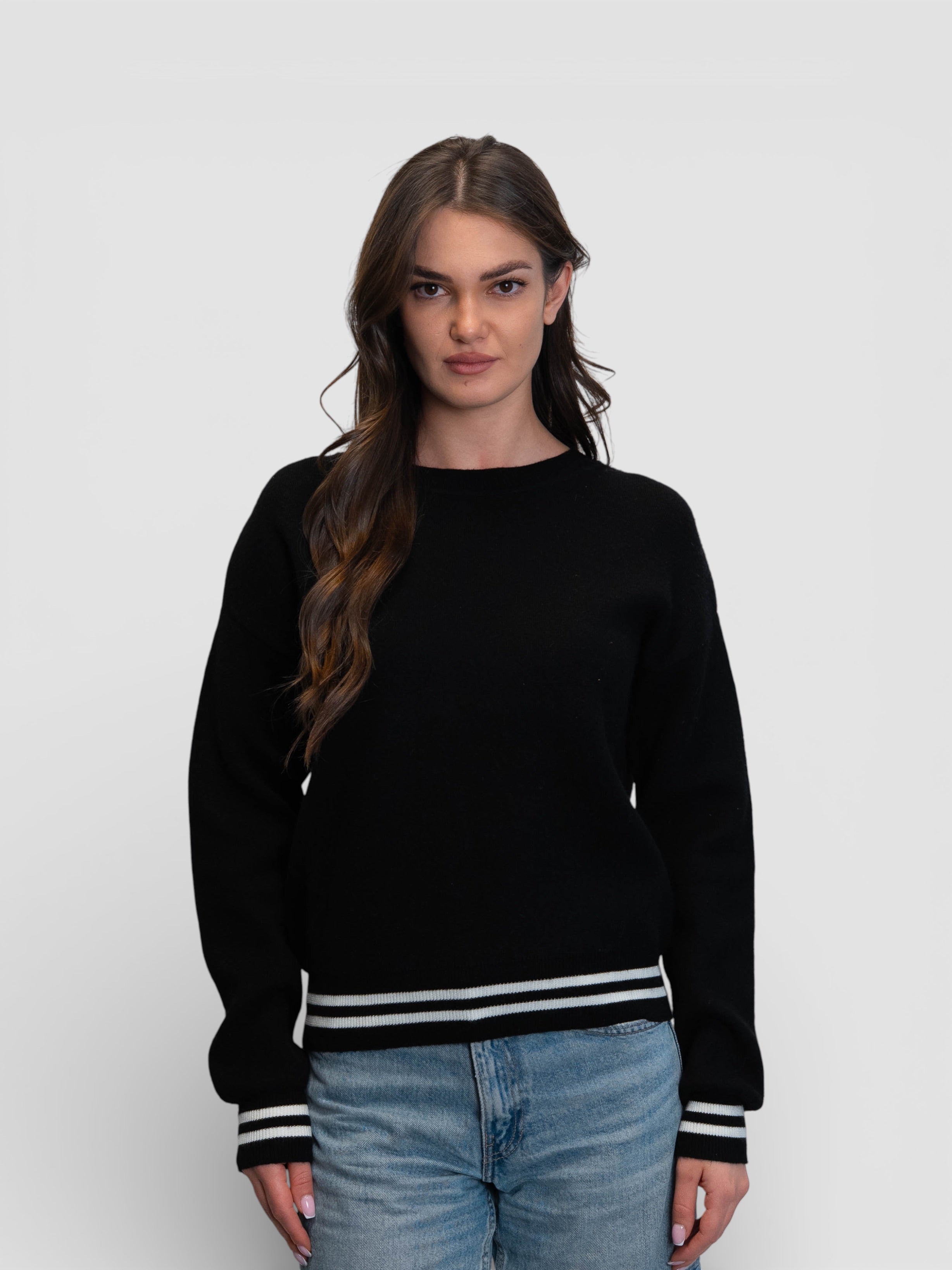 Черен пуловер с контрастни райета на талията и маншетите и декоративен гръб