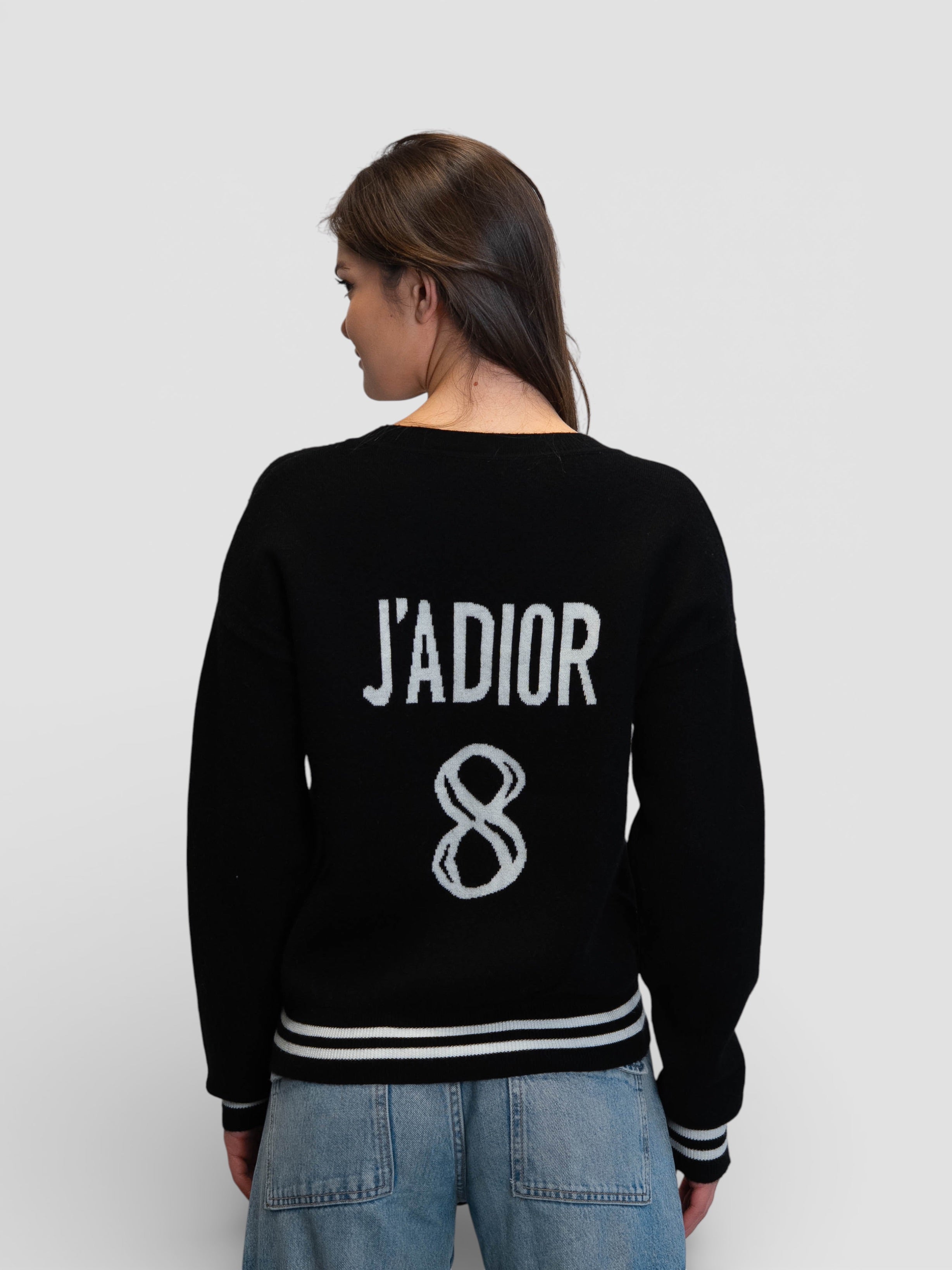 Черен пуловер с контрастни райета на талията и маншетите и декоративен гръб