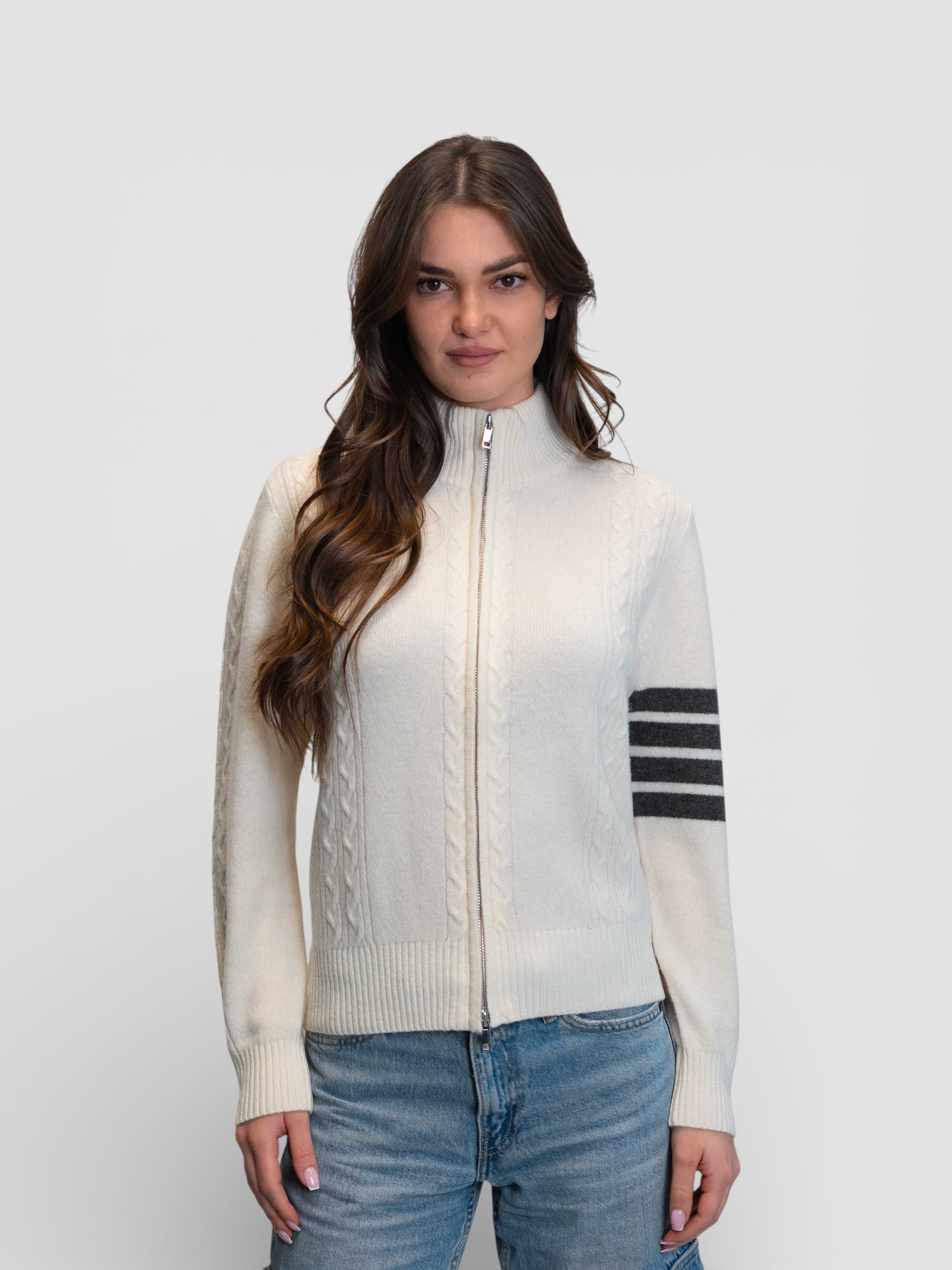 Бяла плетена жилетка с цип, плетеници и контрастни райета на ръкава